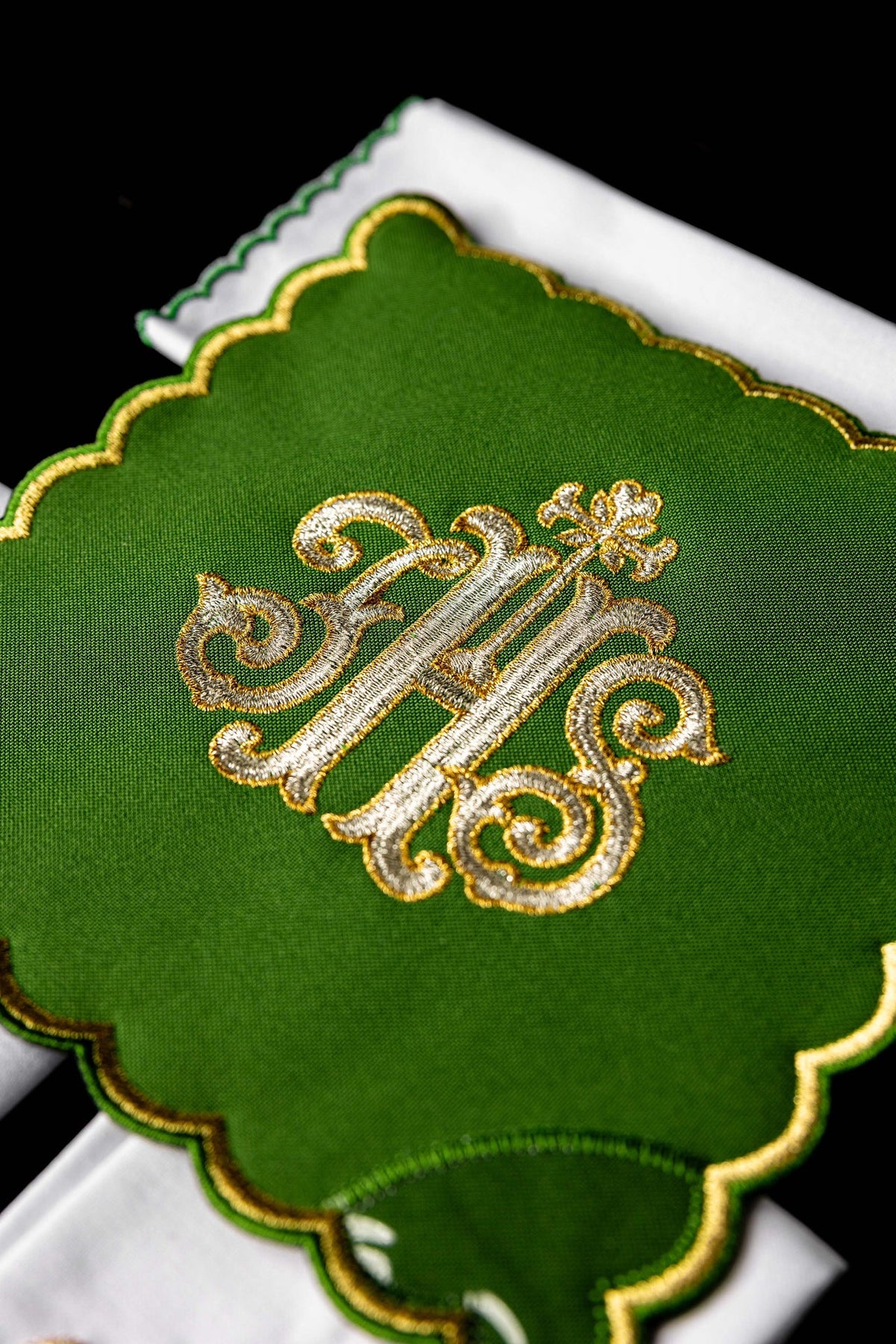 Chalice linen embroidered IHS green palka