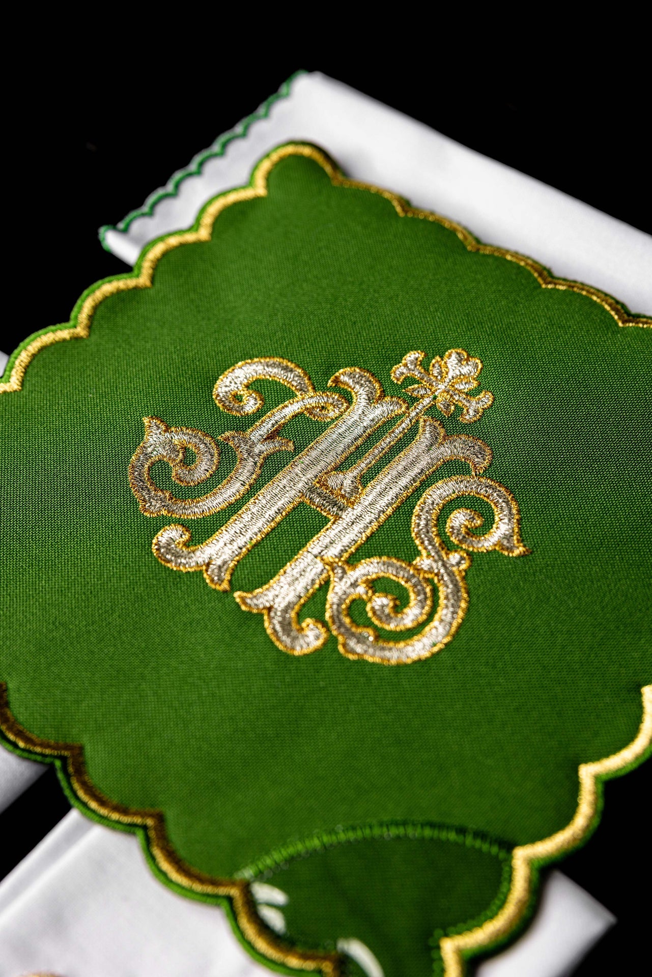 Chalice linen embroidered IHS green palka