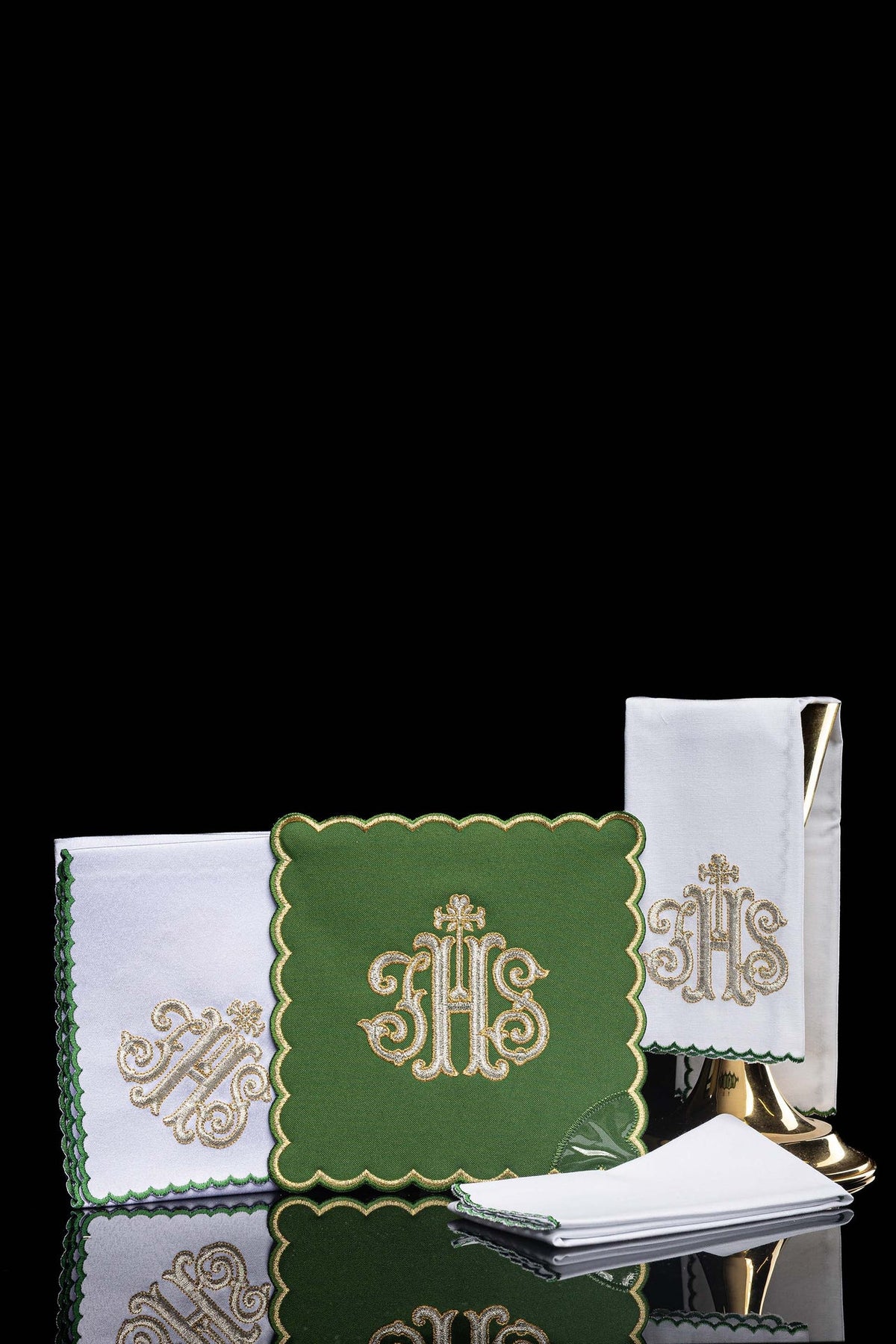 Chalice linen embroidered IHS green palka