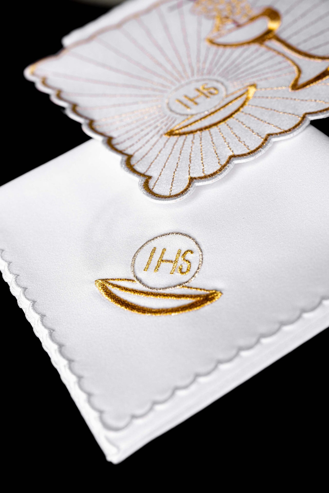 Linen chalice linen with Eucharistic embroidery