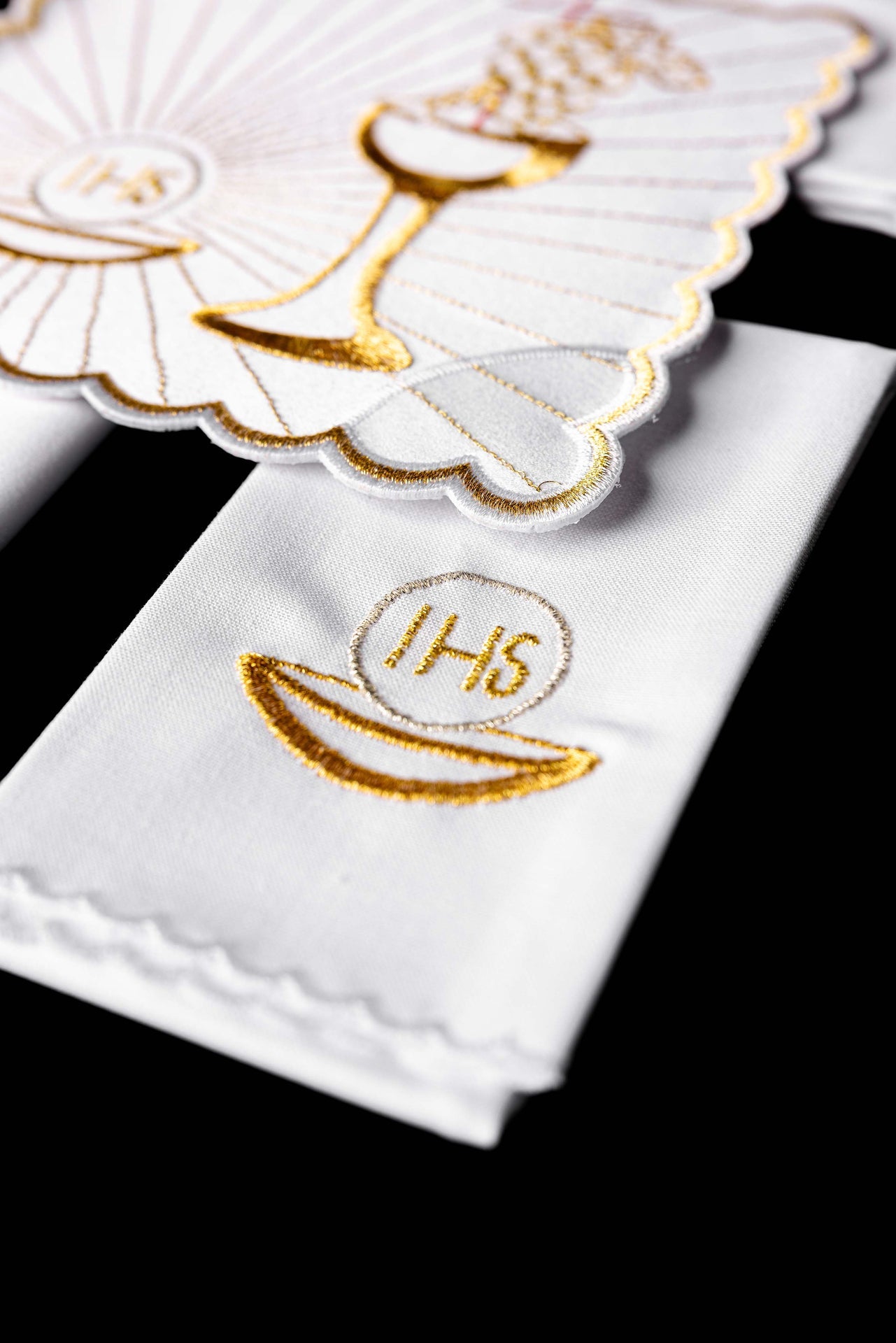 Linen chalice linen with Eucharistic embroidery