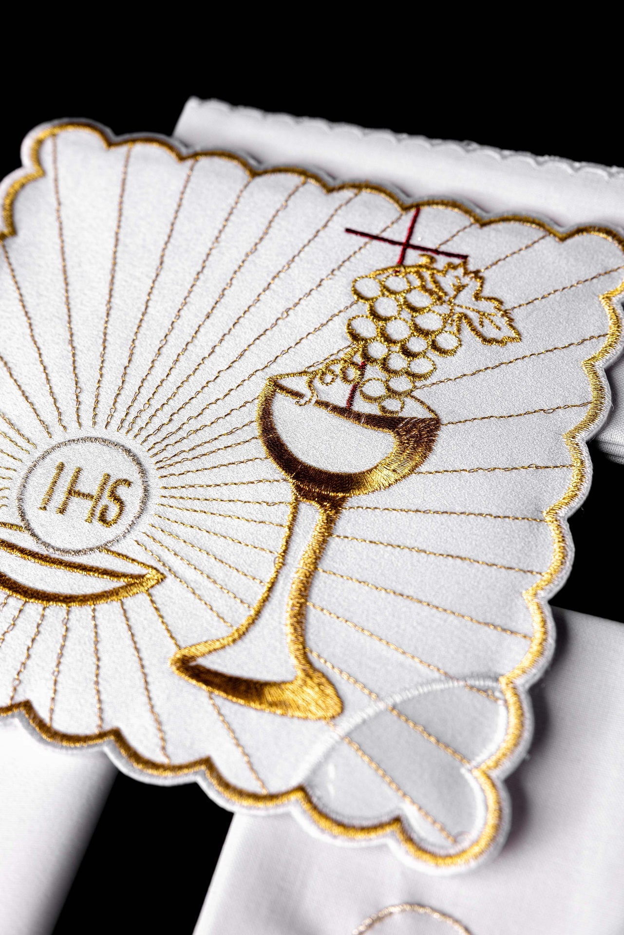 Linen chalice linen with Eucharistic embroidery