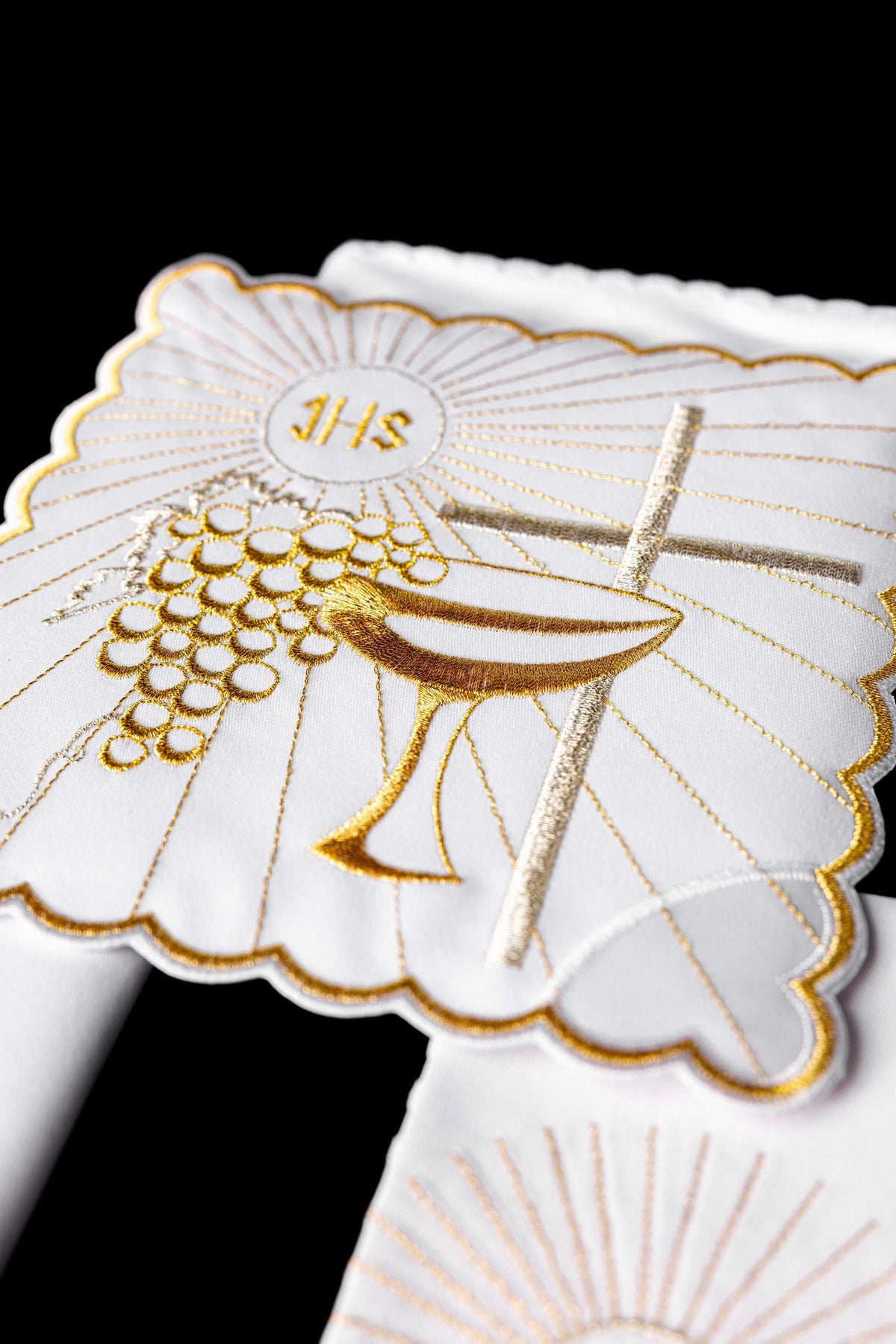 Chalice linen with gold chalice and cross embroidery