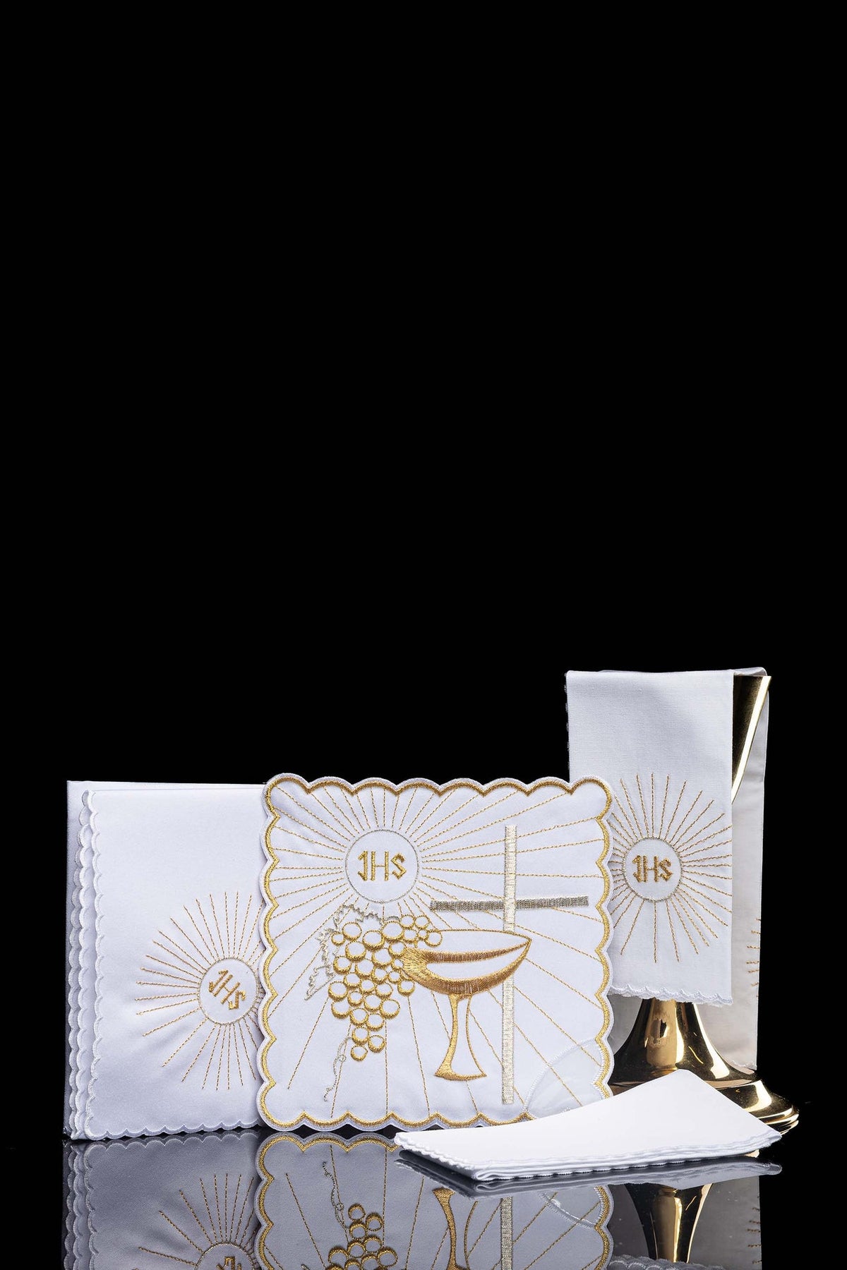 Chalice linen with gold chalice and cross embroidery