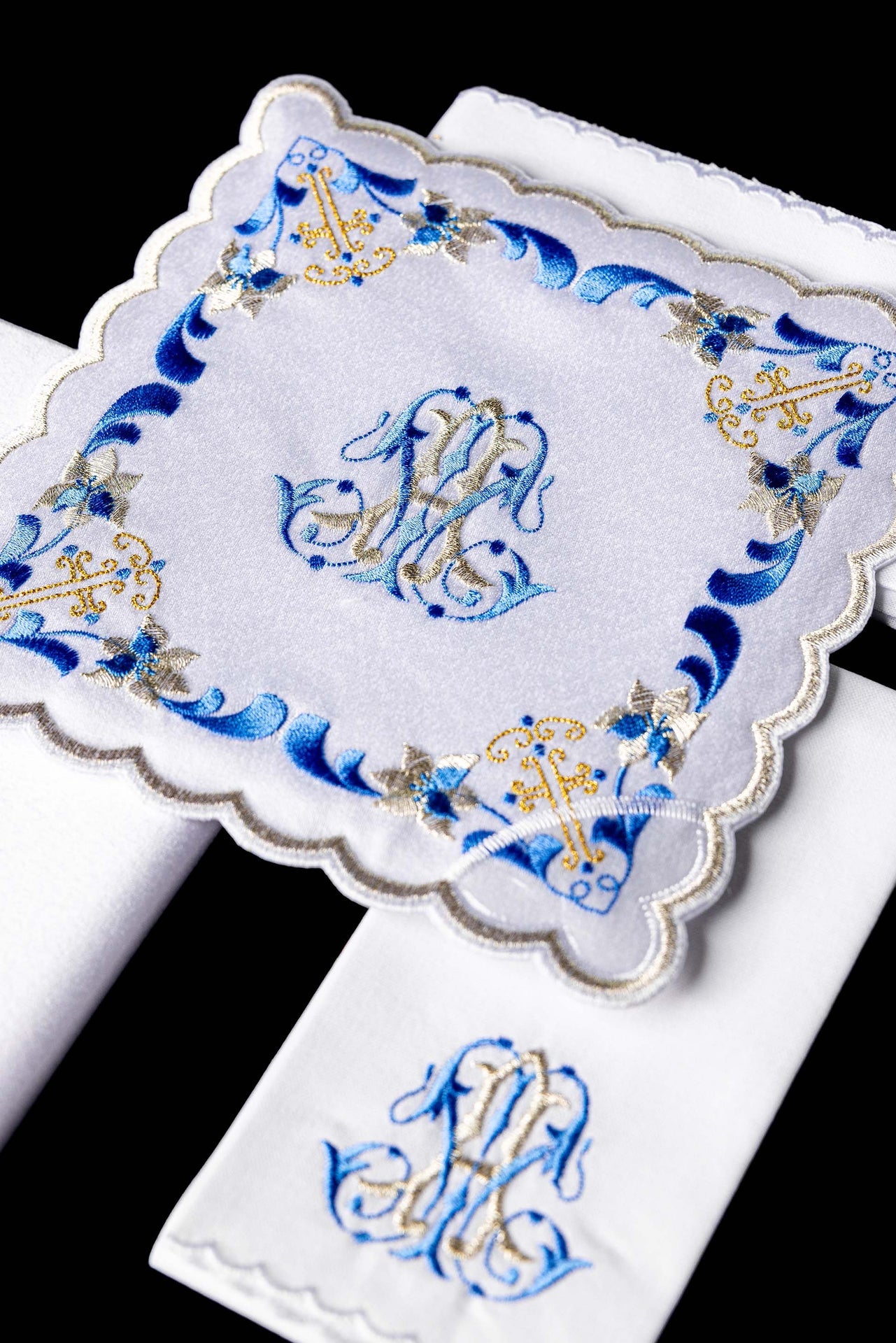 Chalice linen with blue trim and Marian embroidery