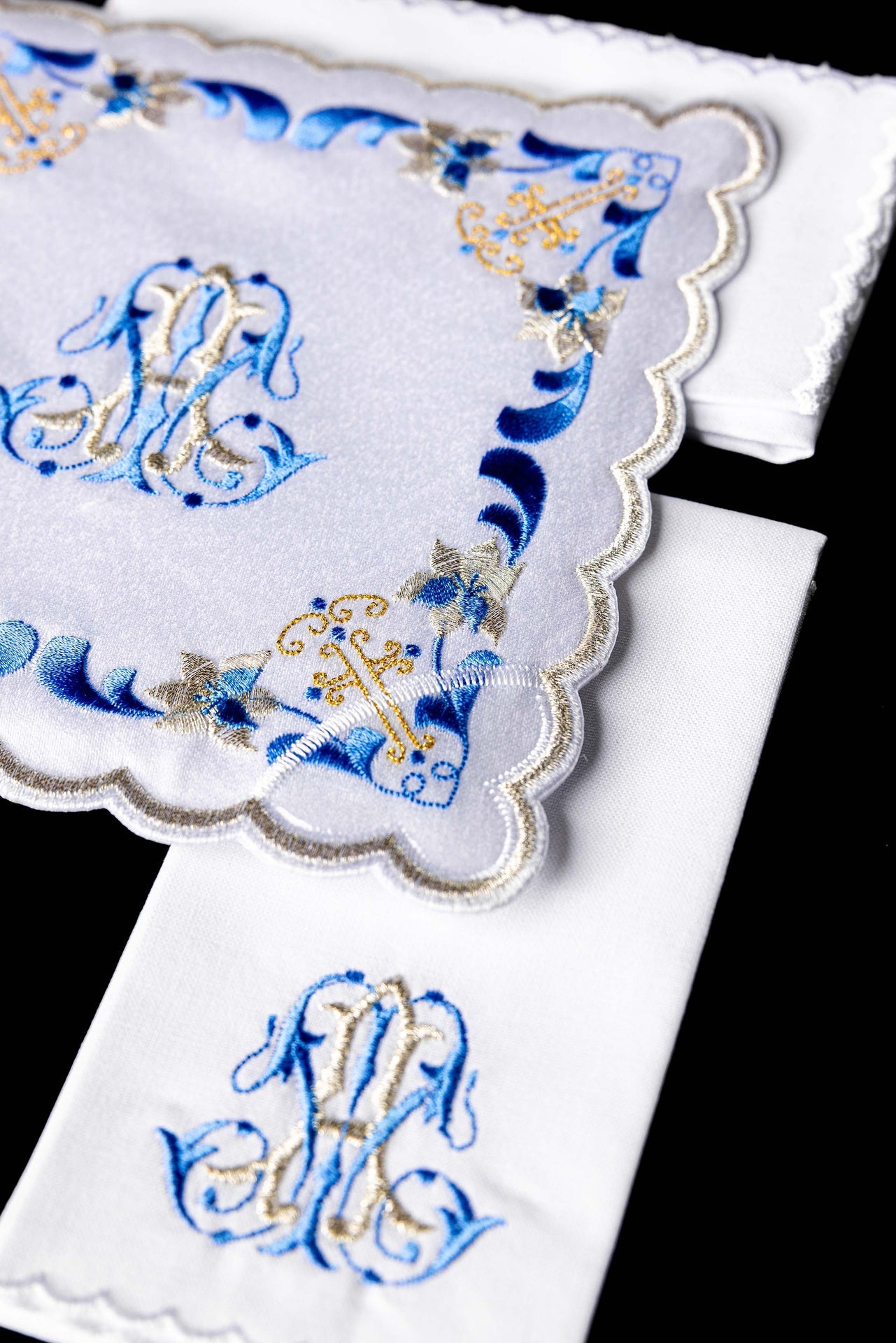 Chalice linen with blue trim and Marian embroidery
