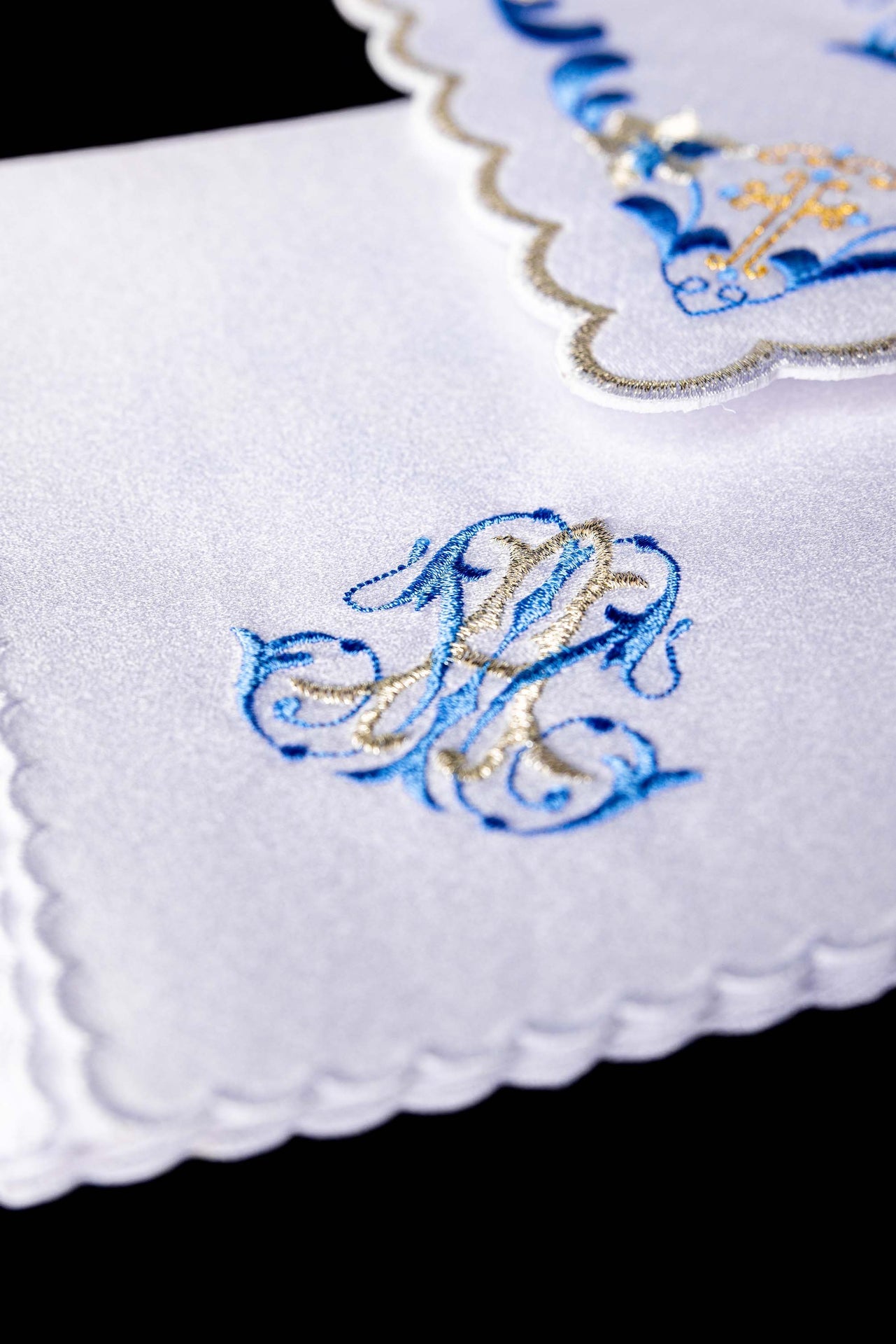 Chalice linen with blue trim and Marian embroidery