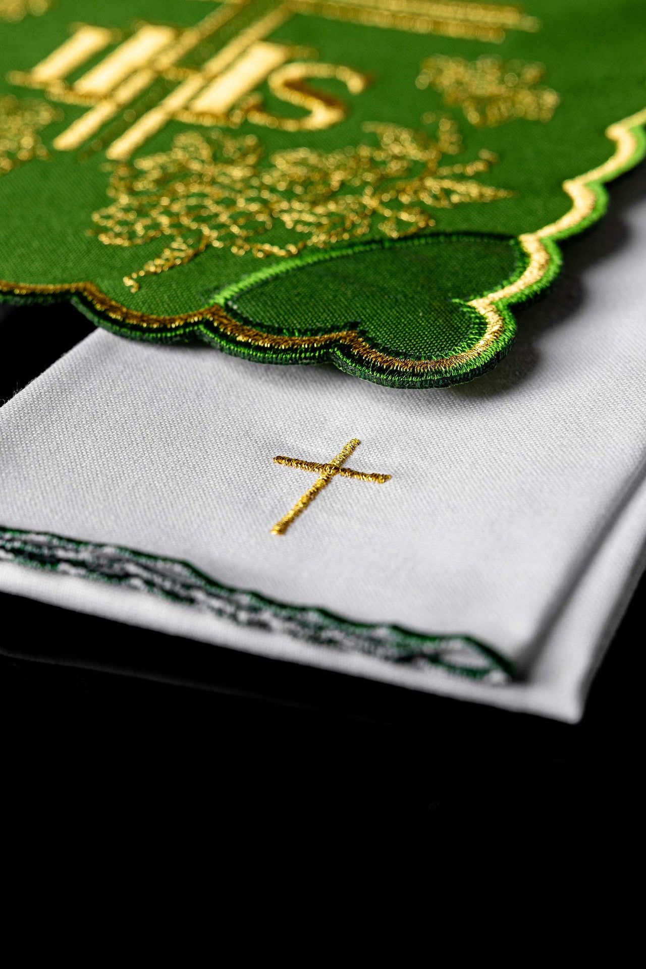 Embroidered chalice linen Green IHS