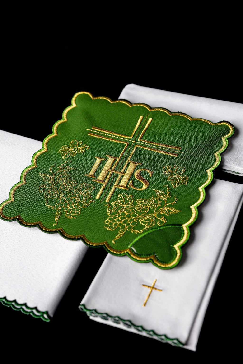 Embroidered chalice linen Green IHS