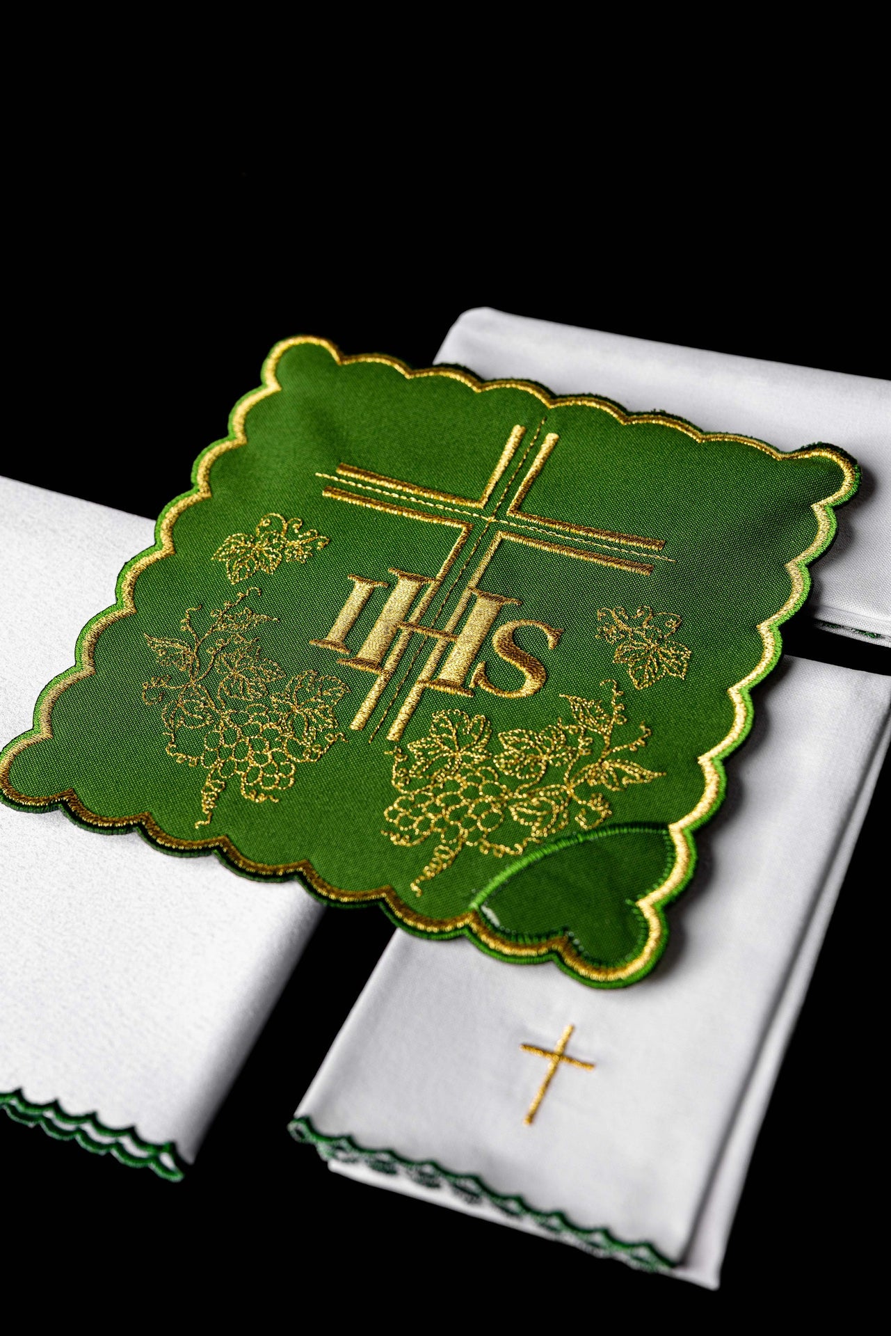 Embroidered chalice linen Green IHS