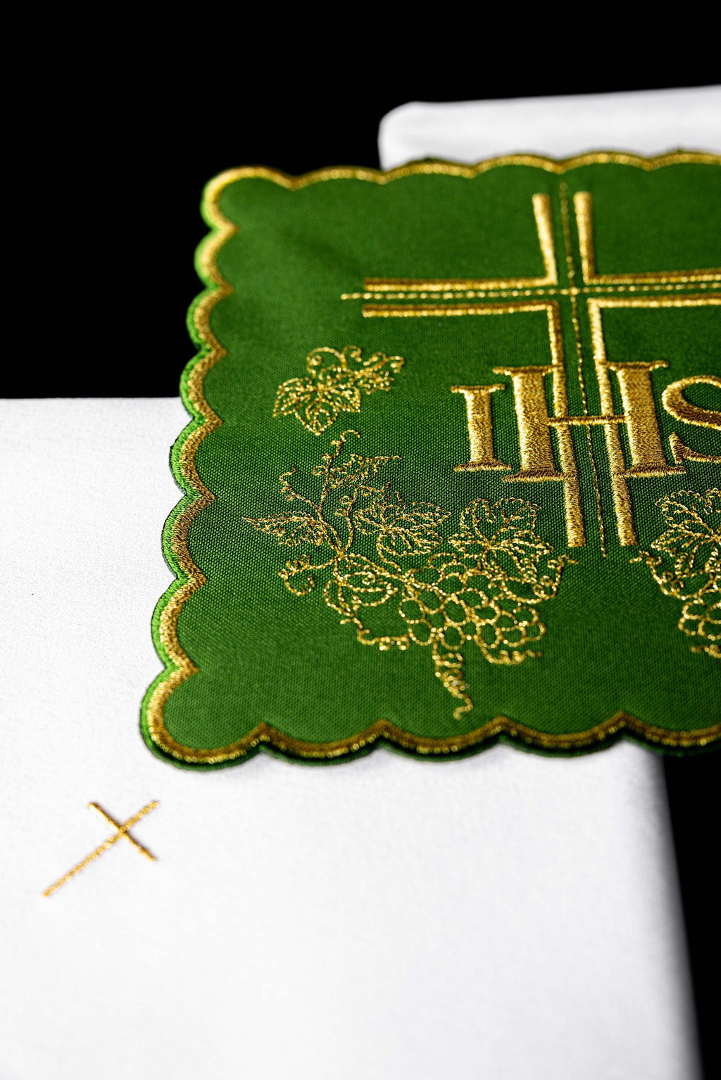 Embroidered chalice linen Green IHS