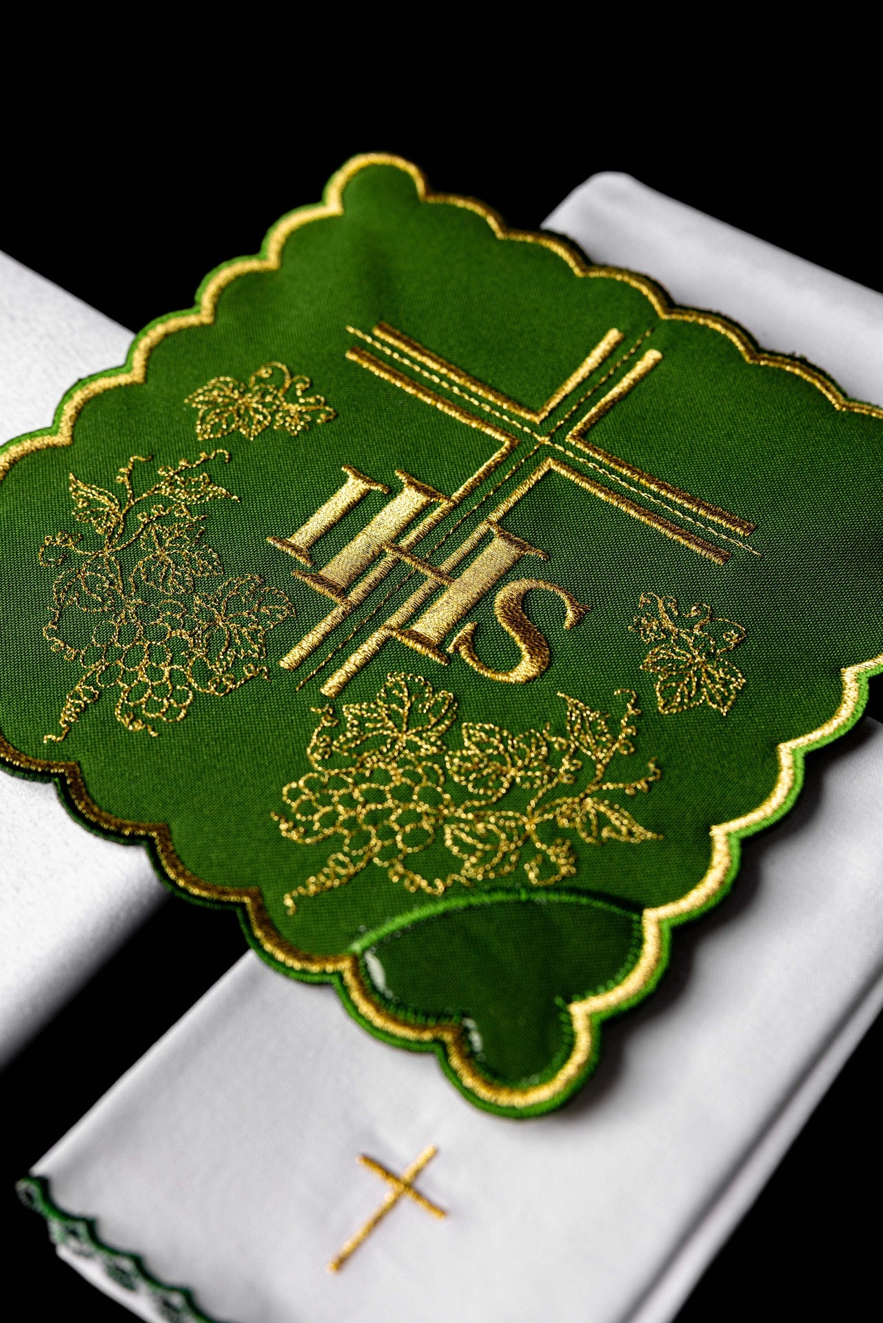 Embroidered chalice linen Green IHS