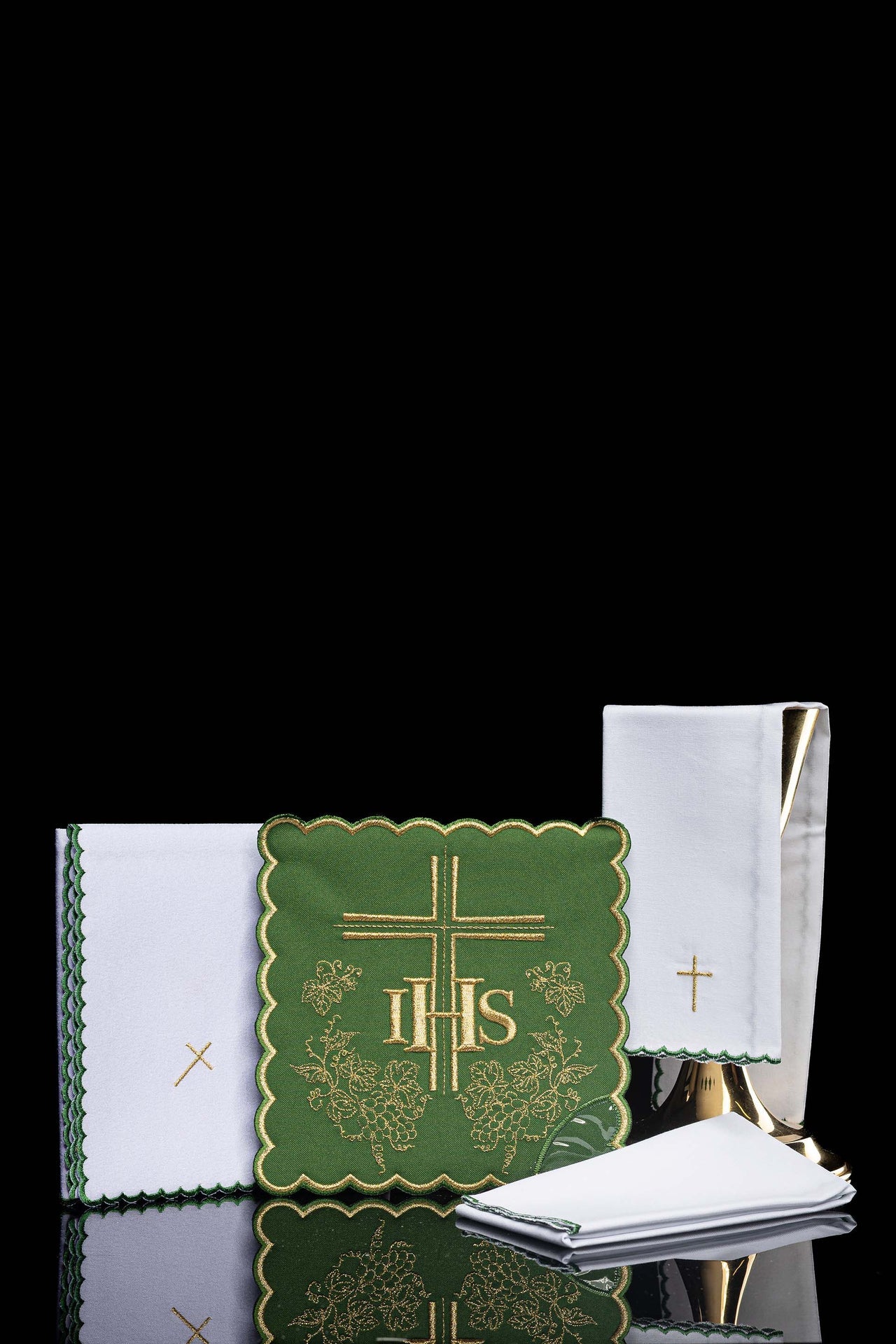Embroidered chalice linen Green IHS