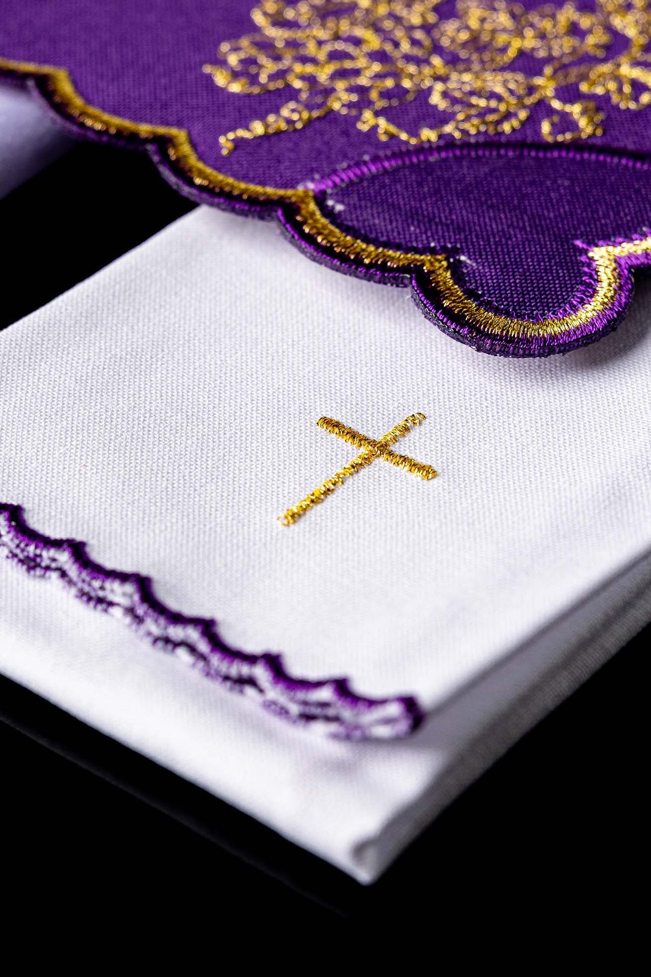 Embroidered chalice linen Purple IHS