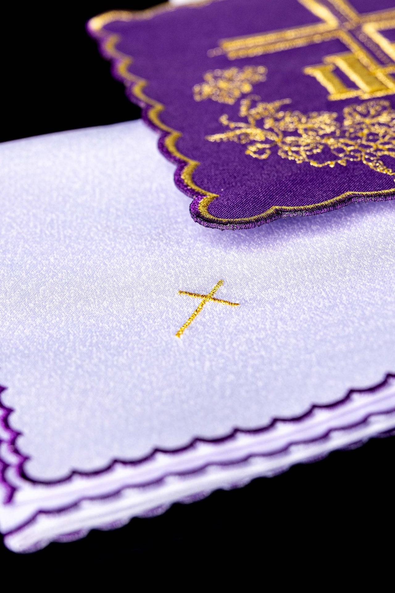 Embroidered chalice linen Purple IHS