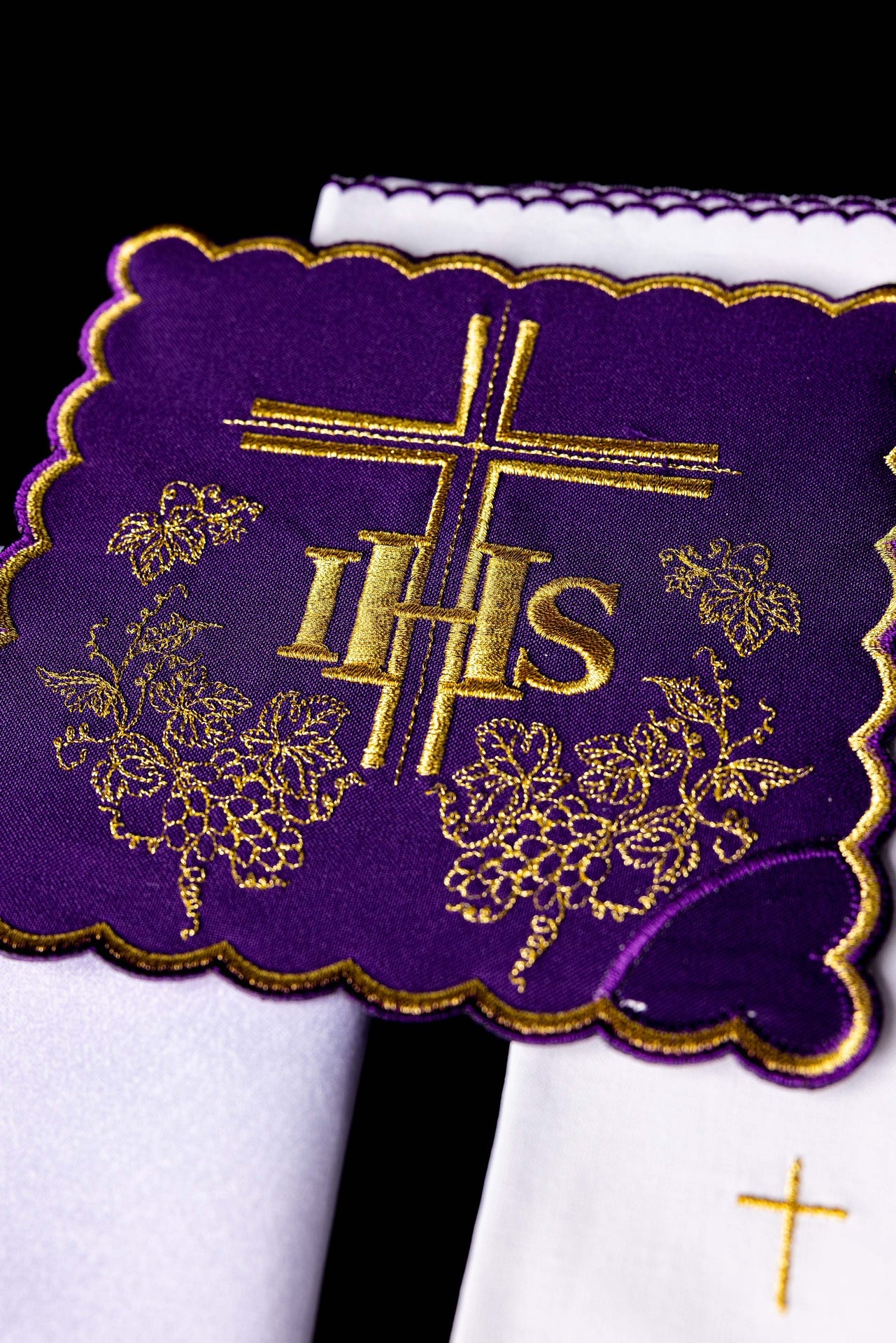 Embroidered chalice linen Purple IHS