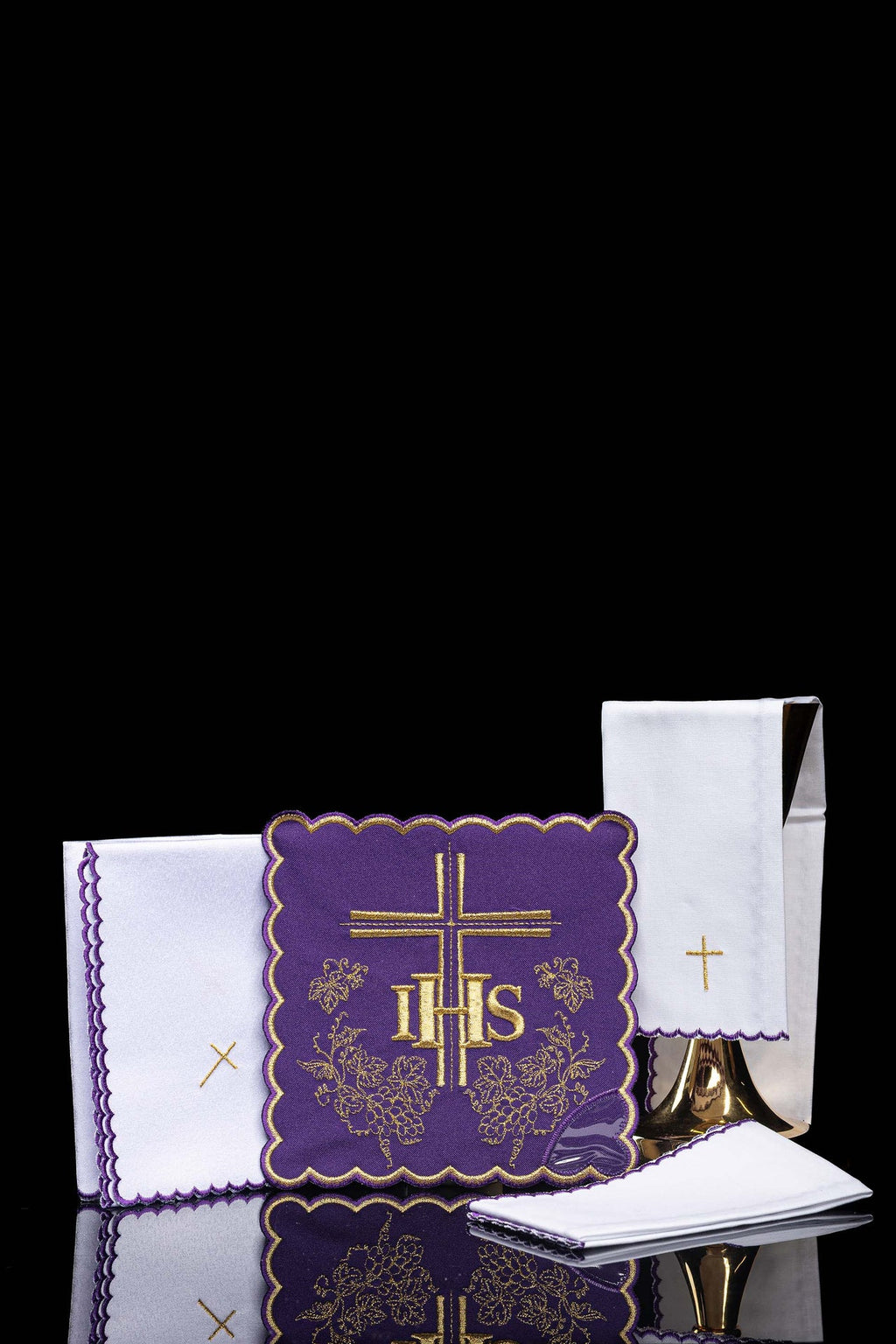 Embroidered chalice linen Purple IHS