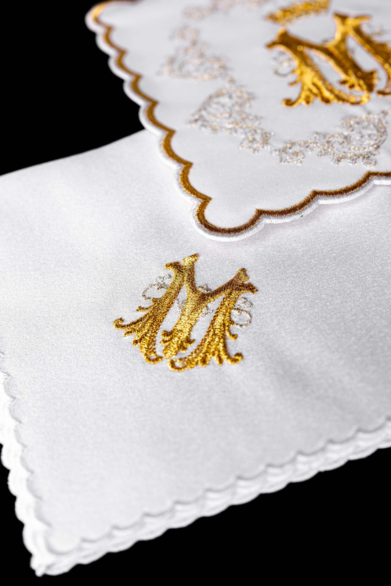 Golden chalice linen with Marian embroidery