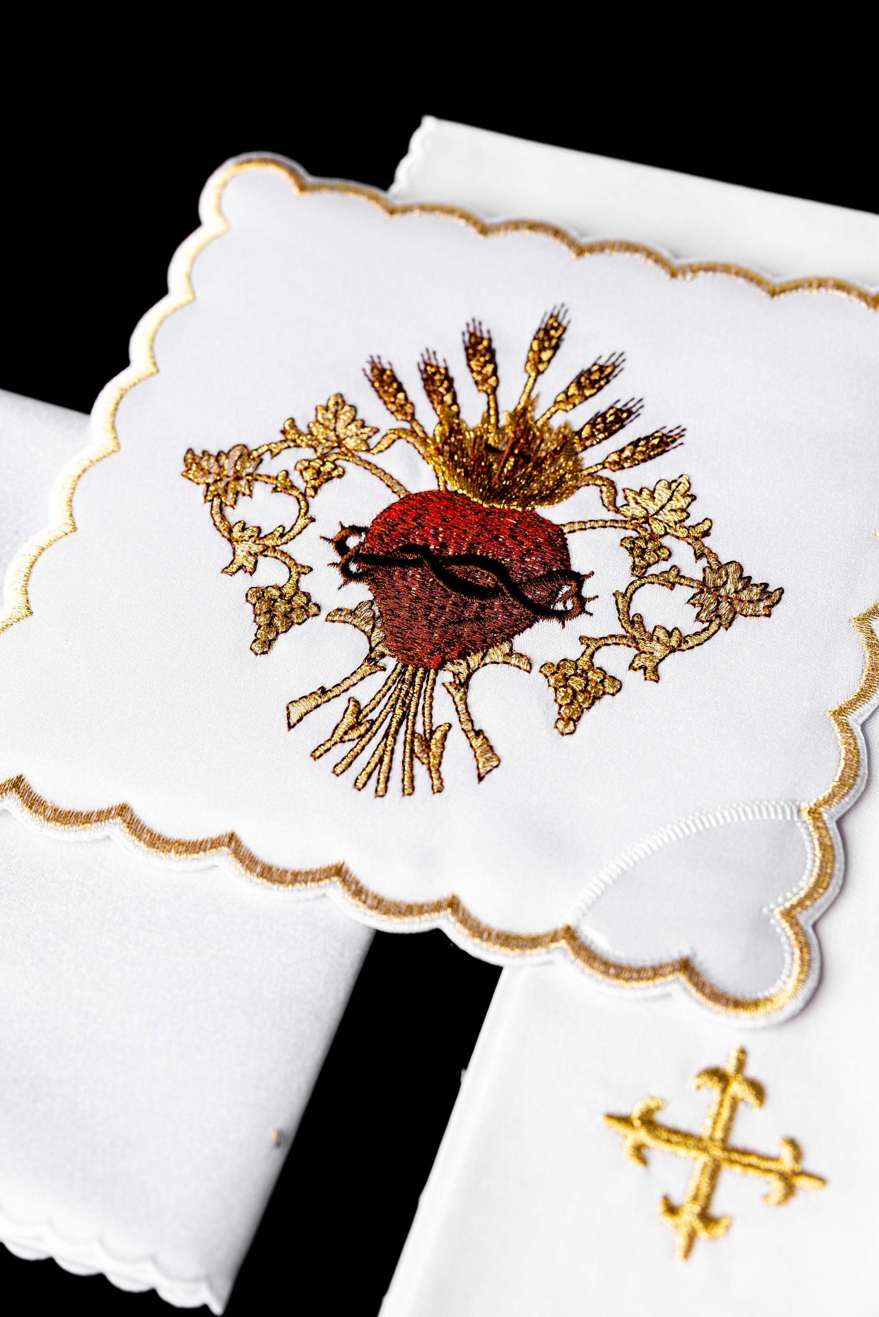 Chalice linen embroidered with the Heart of Jesus
