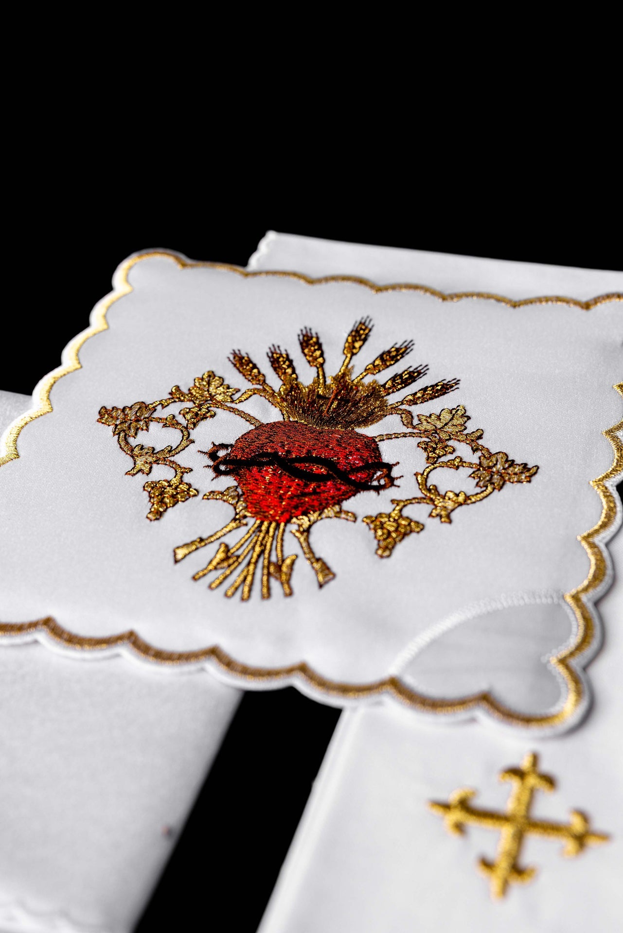 Chalice linen embroidered with the Heart of Jesus