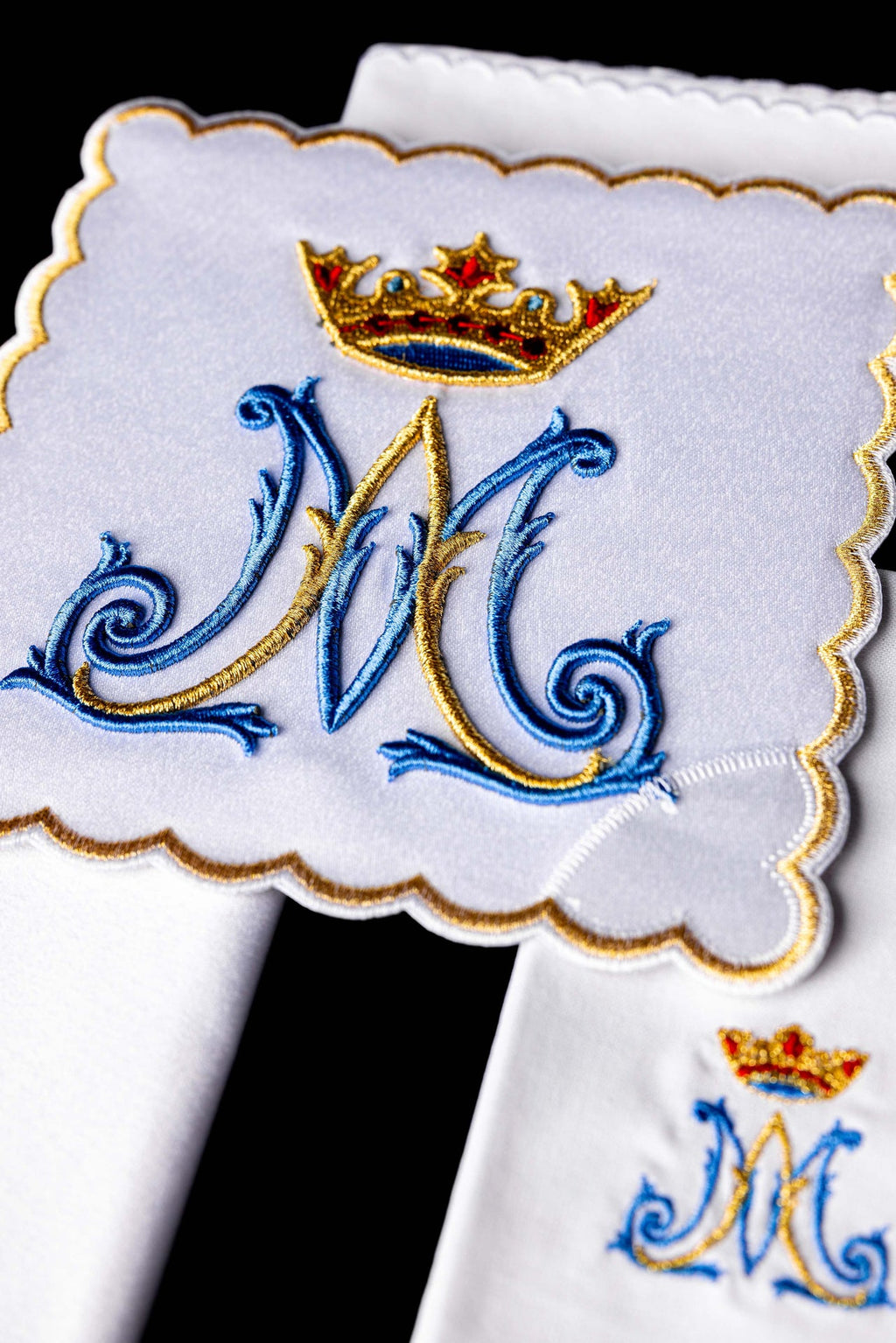 Chalice linen embroidered with a Marian motif