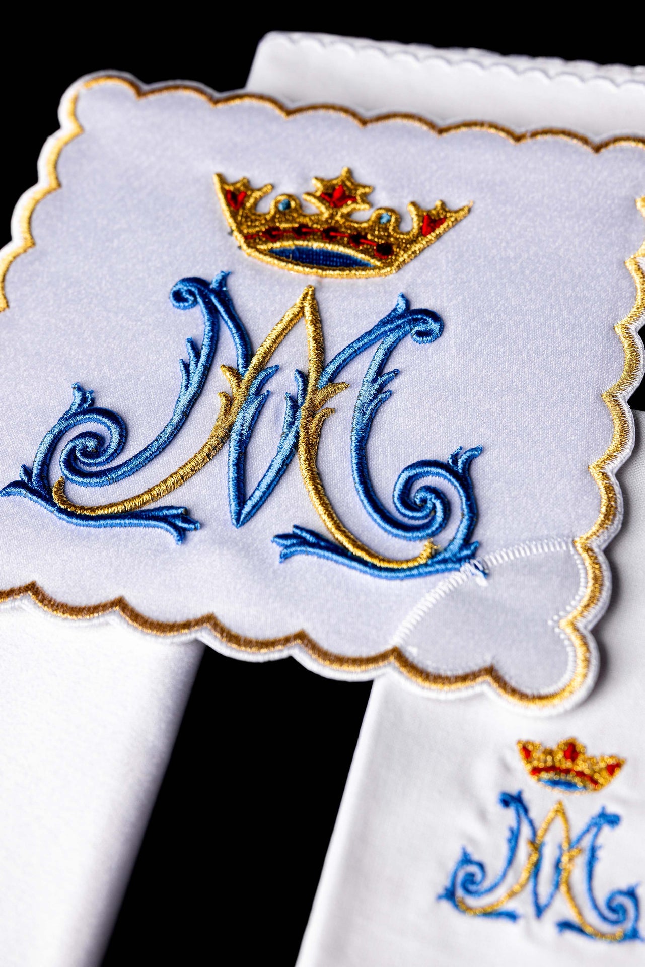 Chalice linen embroidered with a Marian motif