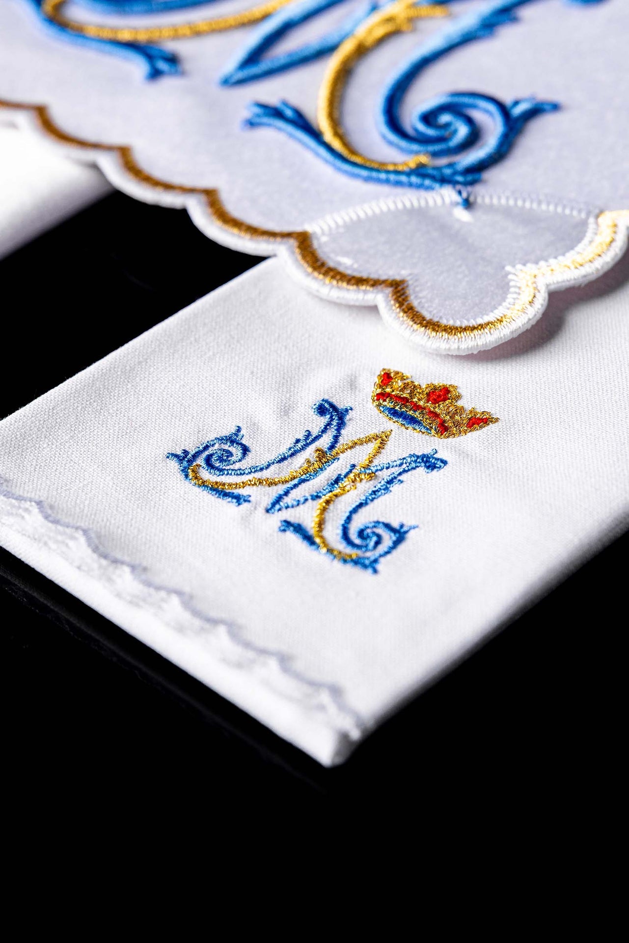 Chalice linen embroidered with a Marian motif