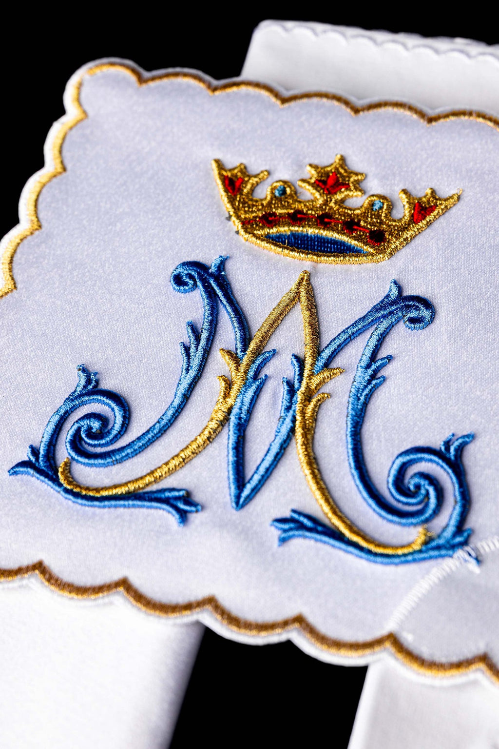 Chalice linen embroidered with a Marian motif
