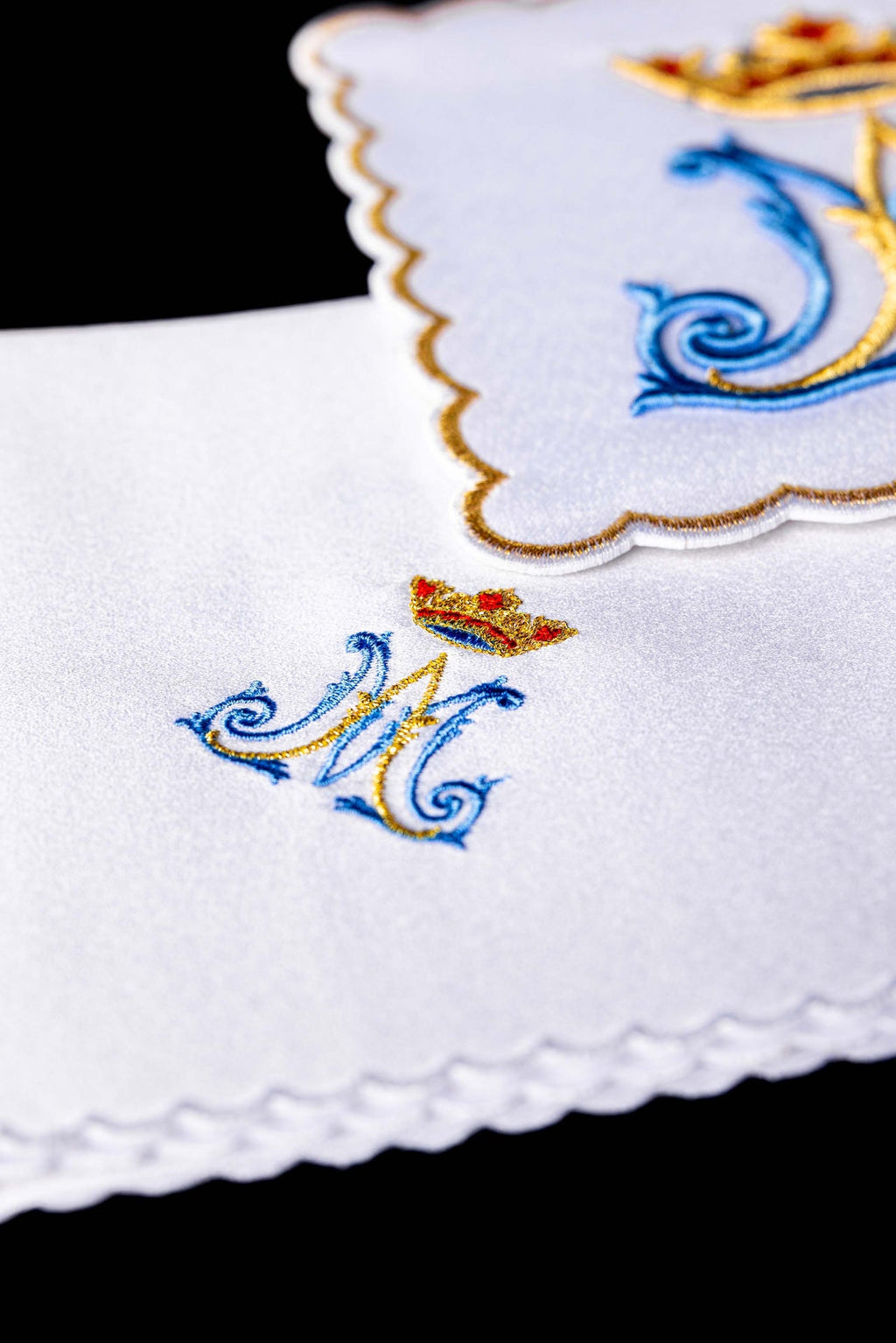 Chalice linen embroidered with a Marian motif