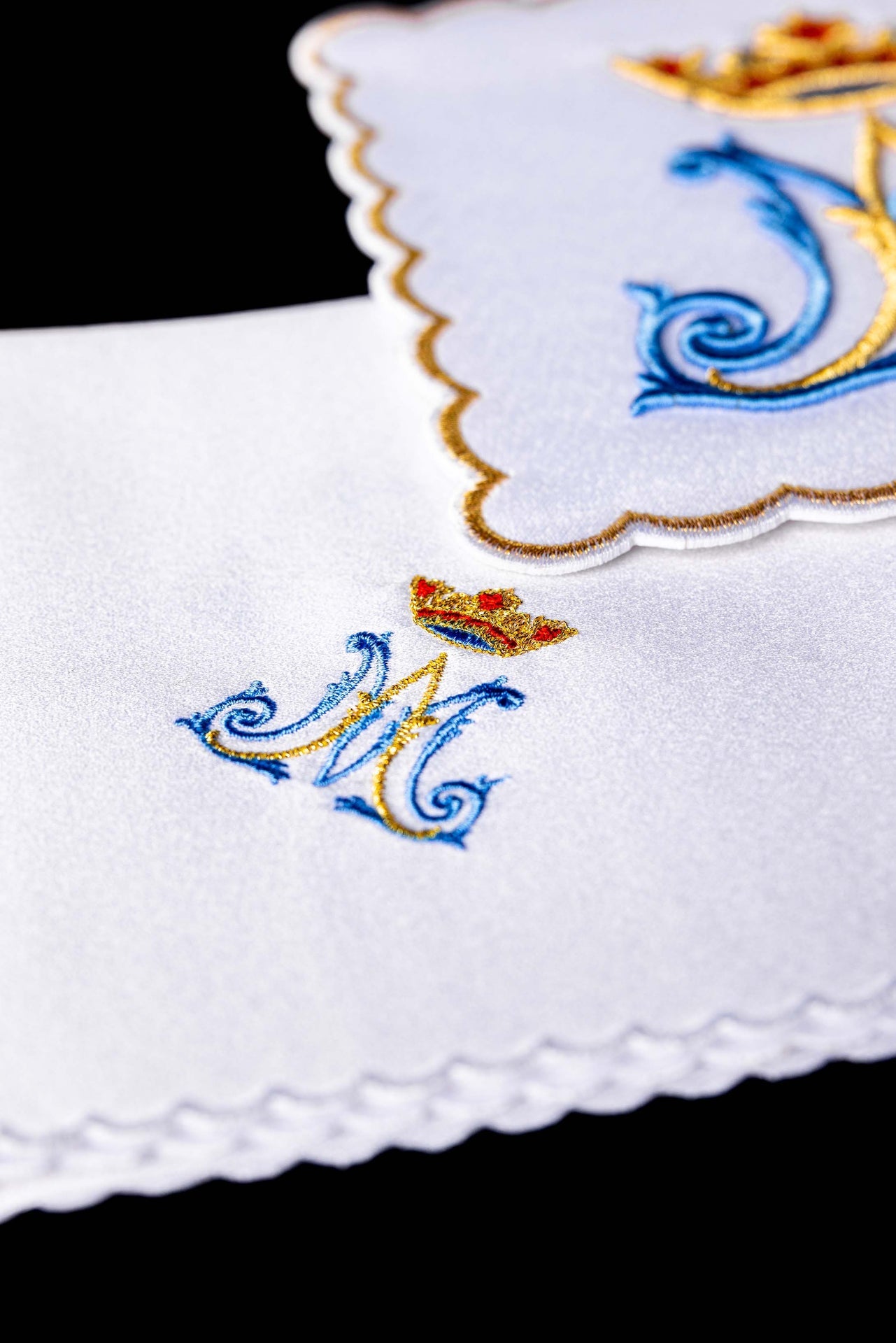 Chalice linen embroidered with a Marian motif