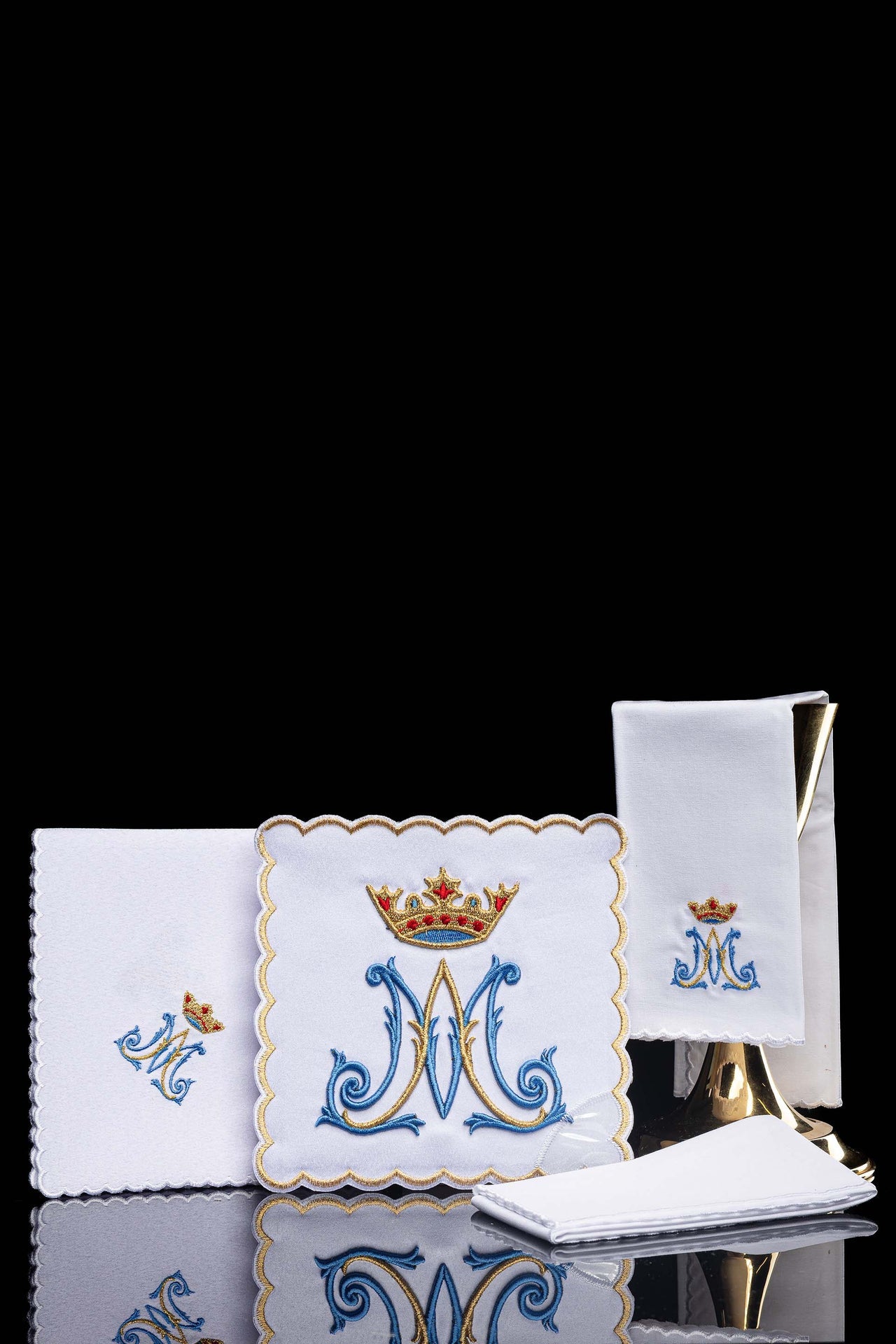 Chalice linen embroidered with a Marian motif