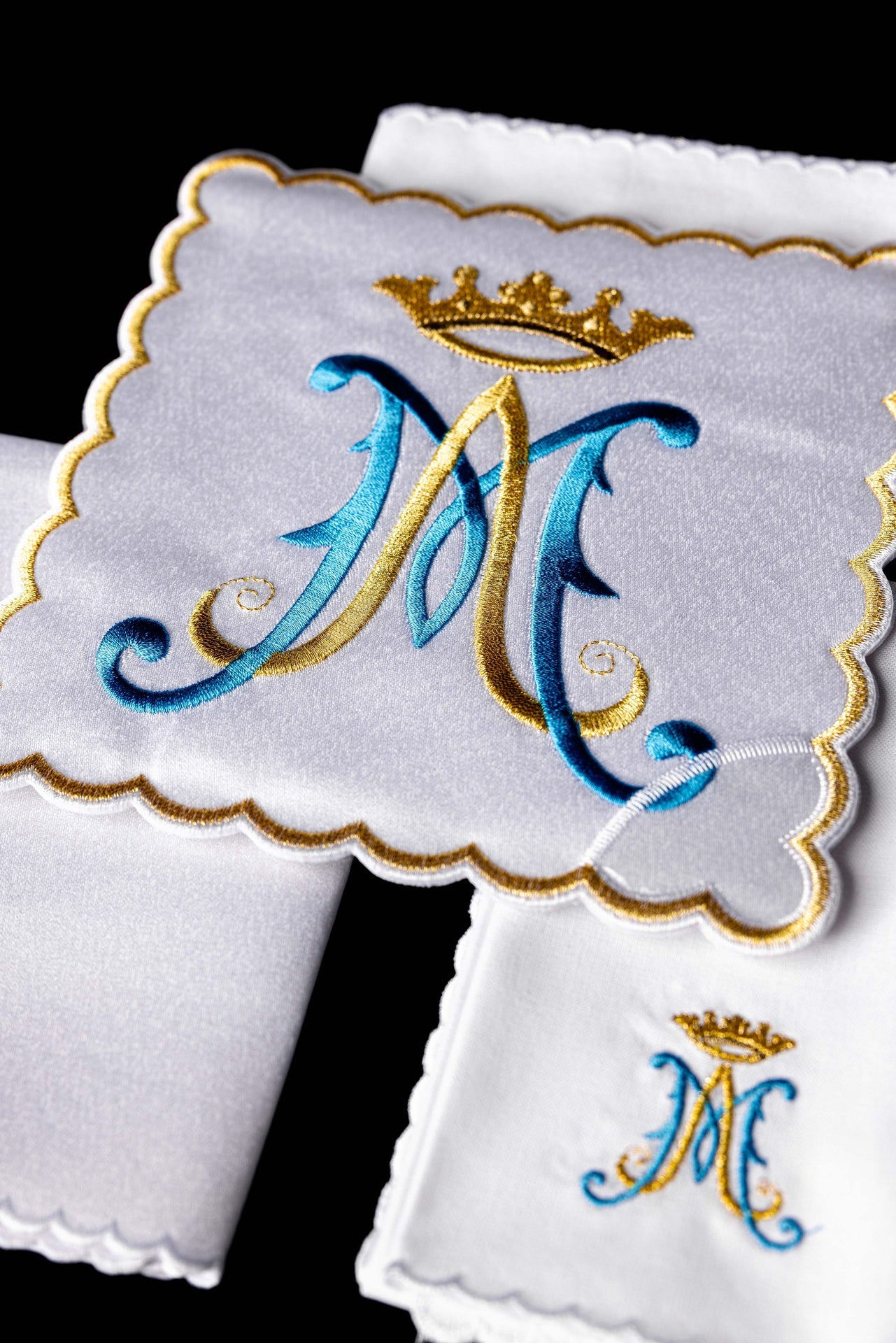 Chalice linen with embroidered Marian symbol