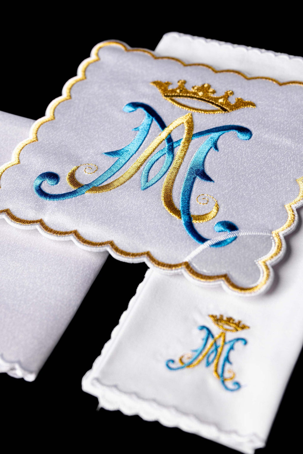 Chalice linen with embroidered Marian symbol