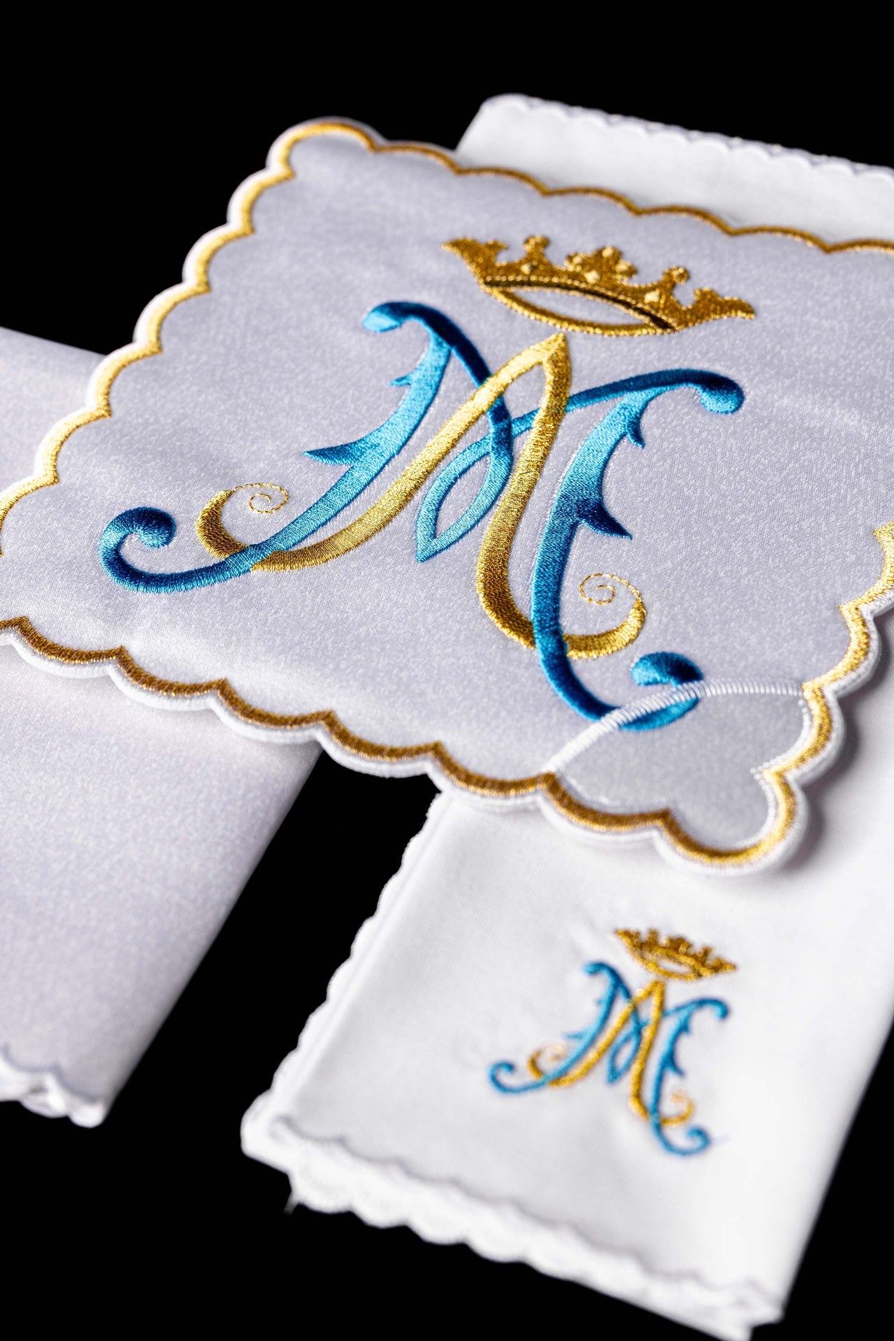Chalice linen with embroidered Marian symbol
