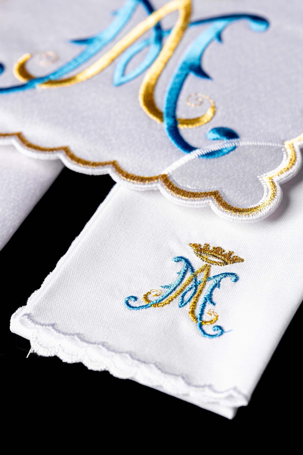 Chalice linen with embroidered Marian symbol