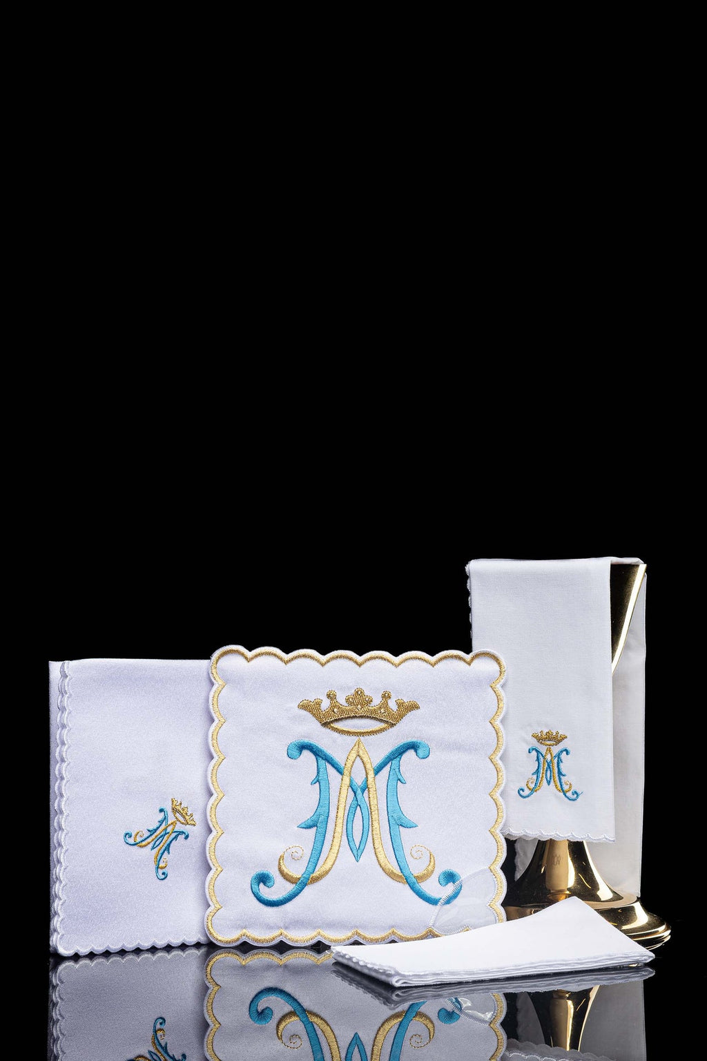 Chalice linen with embroidered Marian symbol