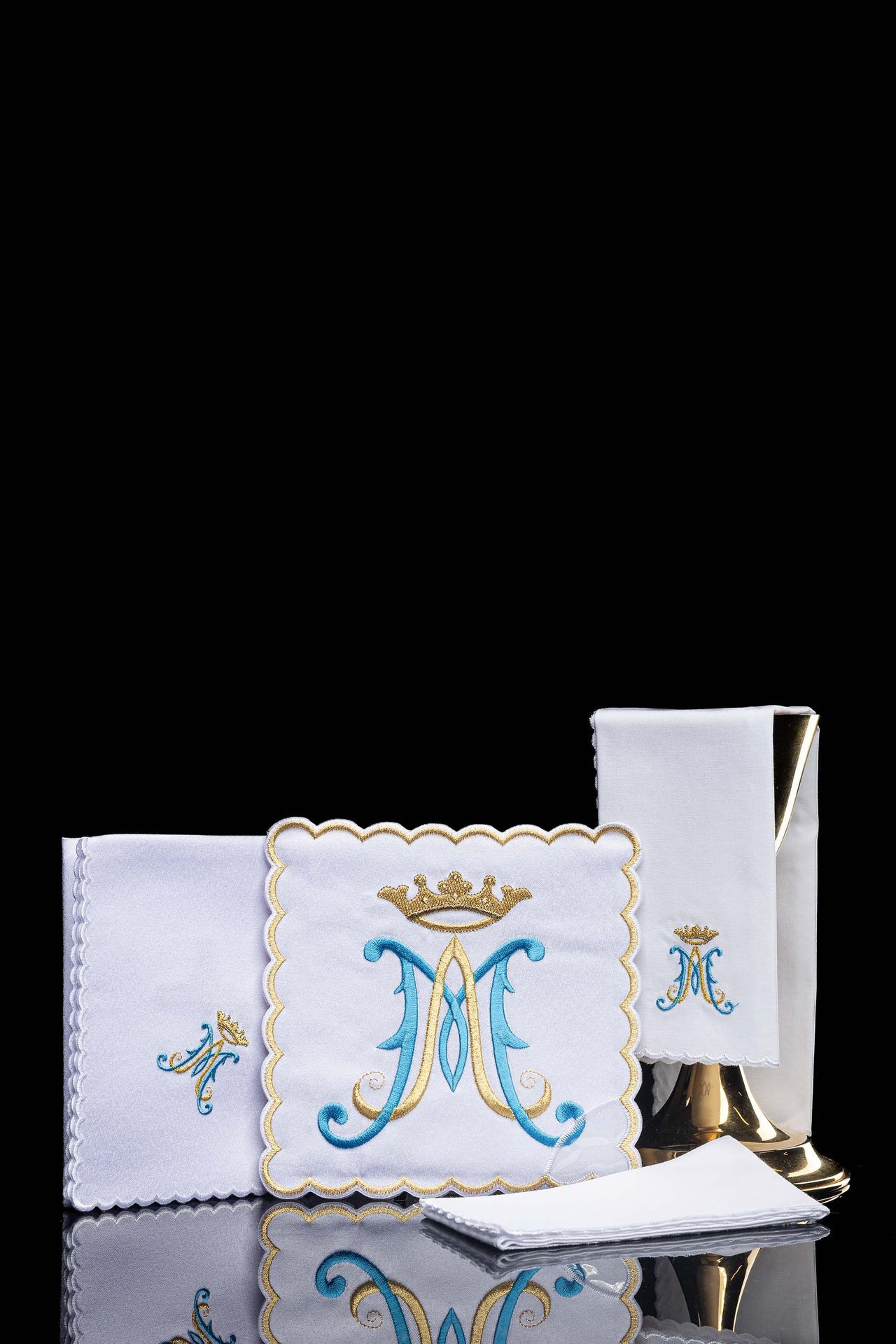 Chalice linen with embroidered Marian symbol