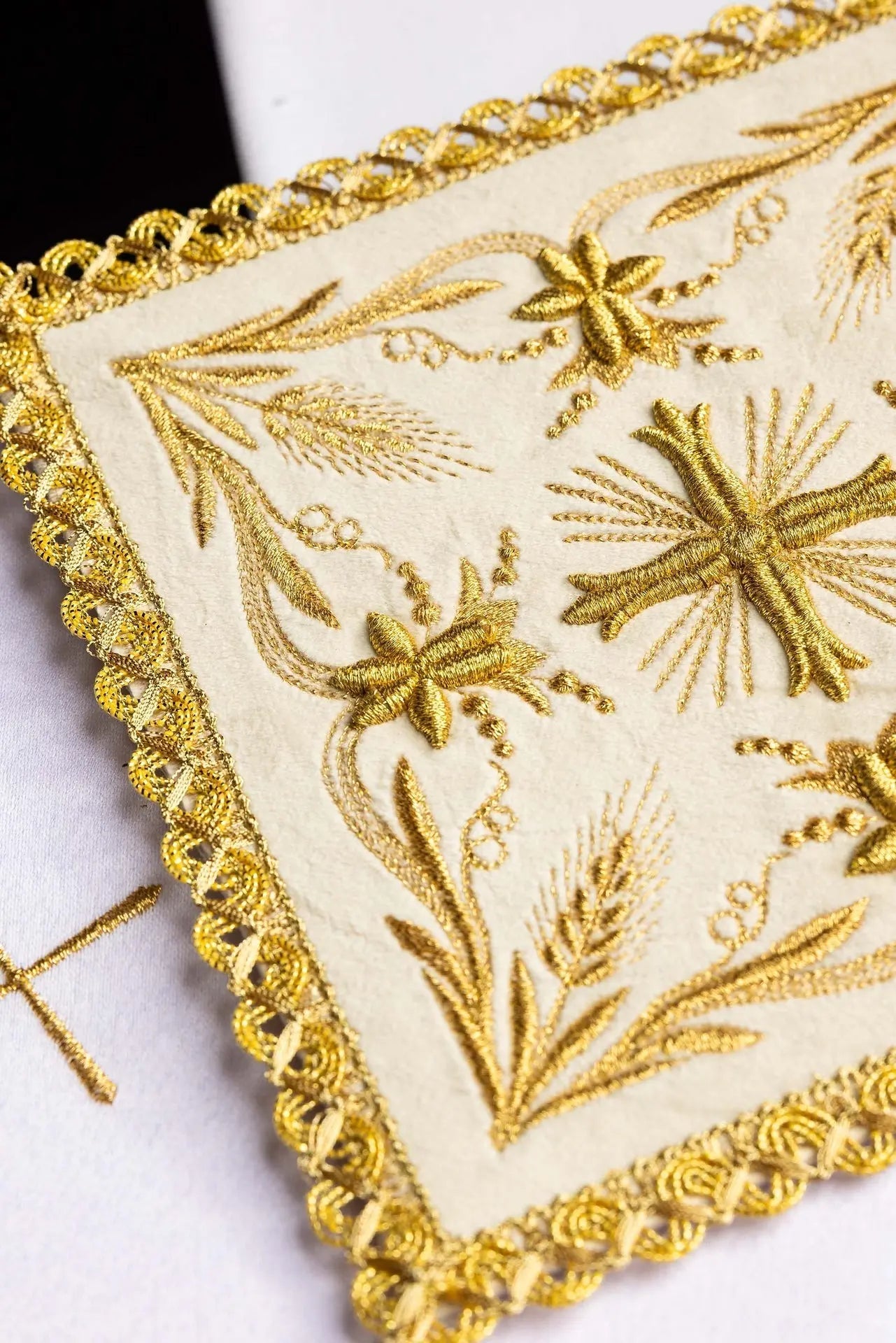 Embroidered velvet cup linen Ecru