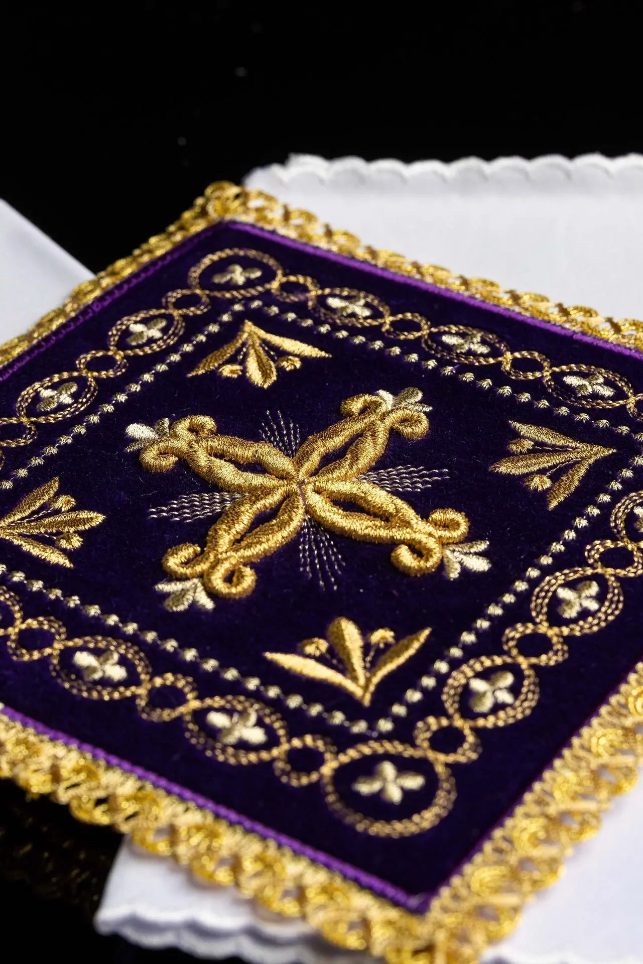Embroidered cup linen purple velvet