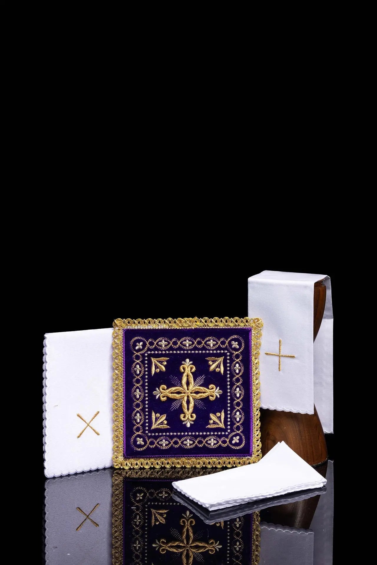 Embroidered cup linen purple velvet