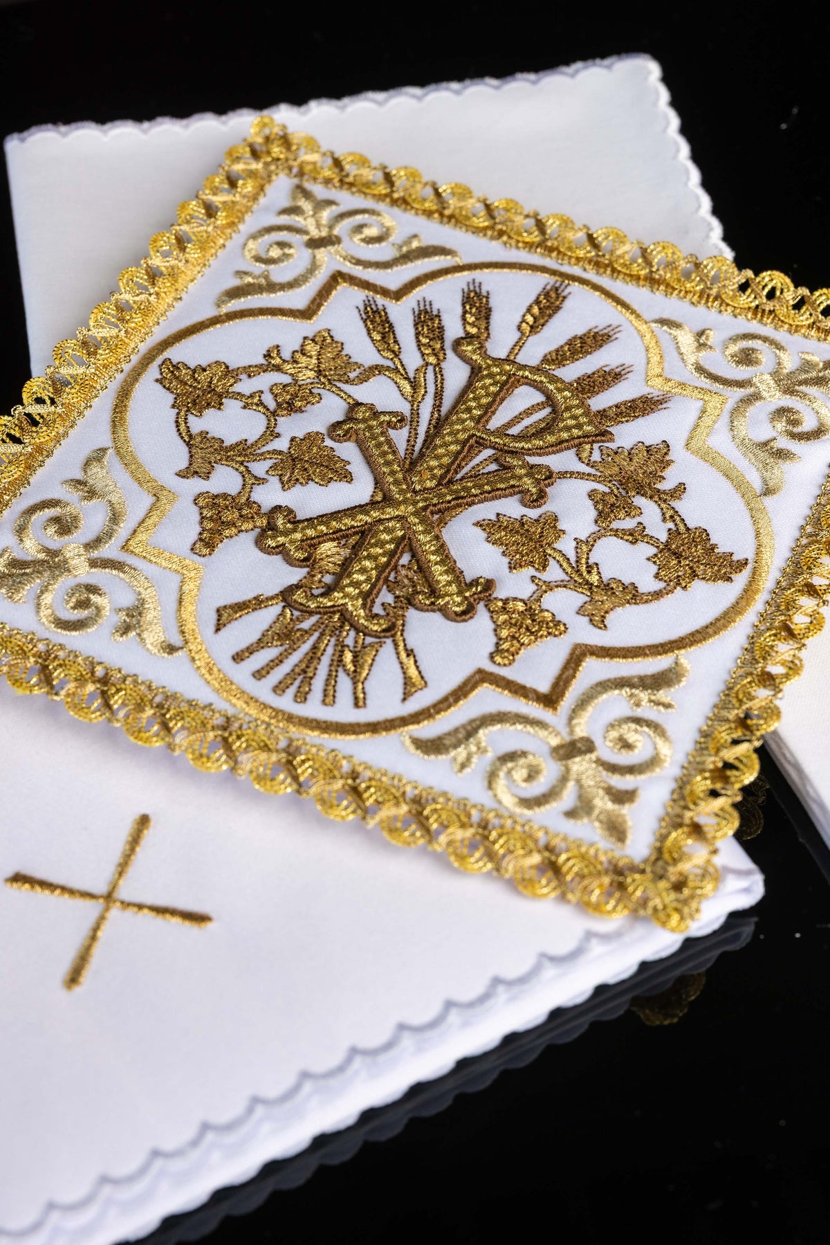 Servizio da Messa con simbolo PAX ricamato – Collezione Pace di Cristo