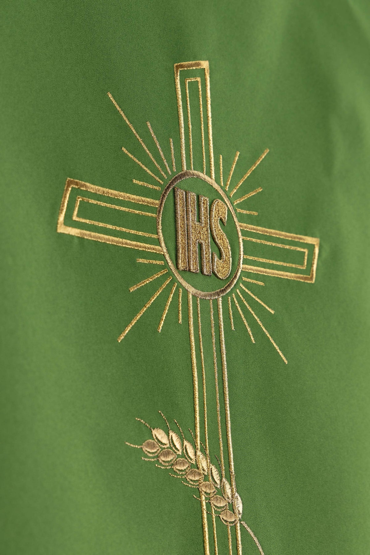 Coprileggio verde con Croce IHS e ricamo di spighe di grano