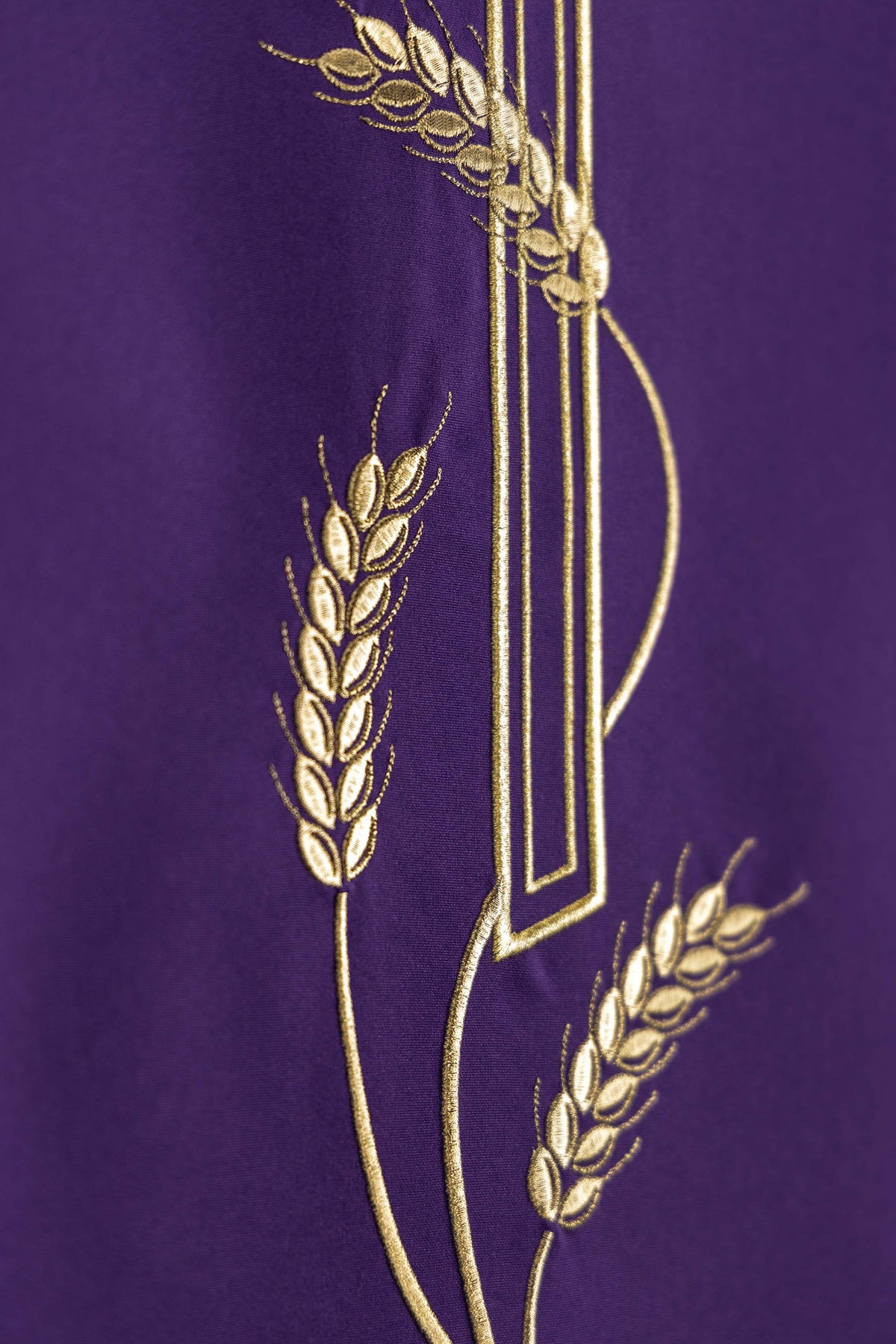Coprileggio Viola con Croce IHS e Ricamo di Spighe di grano