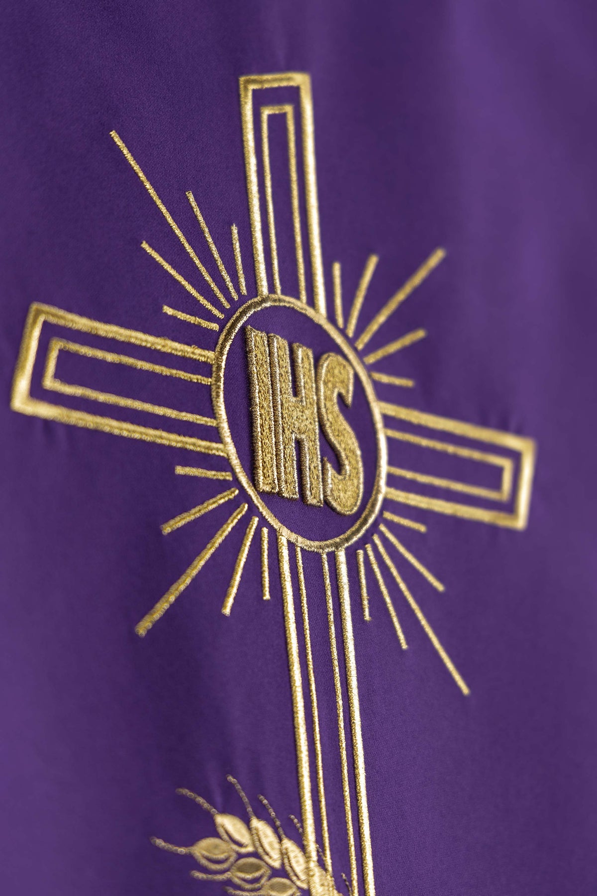 Coprileggio Viola con Croce IHS e Ricamo di Spighe di grano
