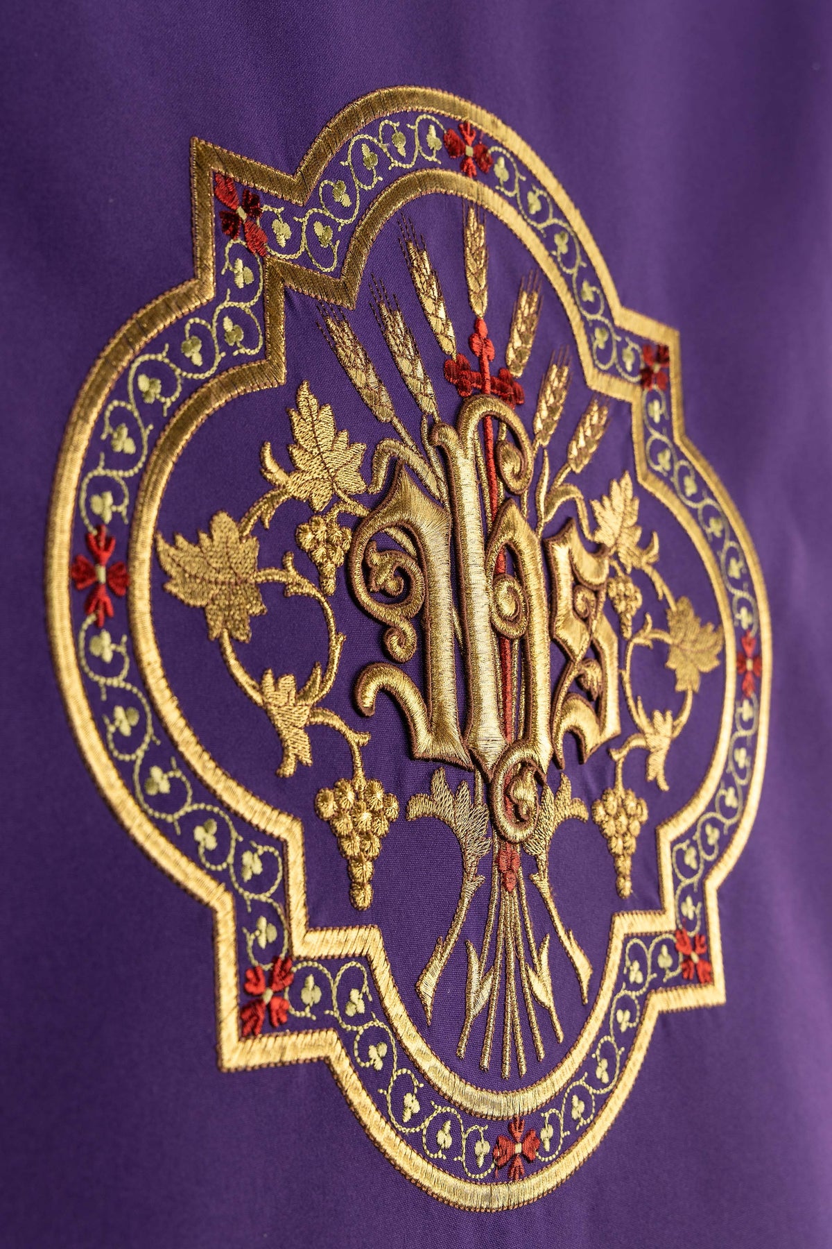 Coprileggio Viola con ricamo IHS