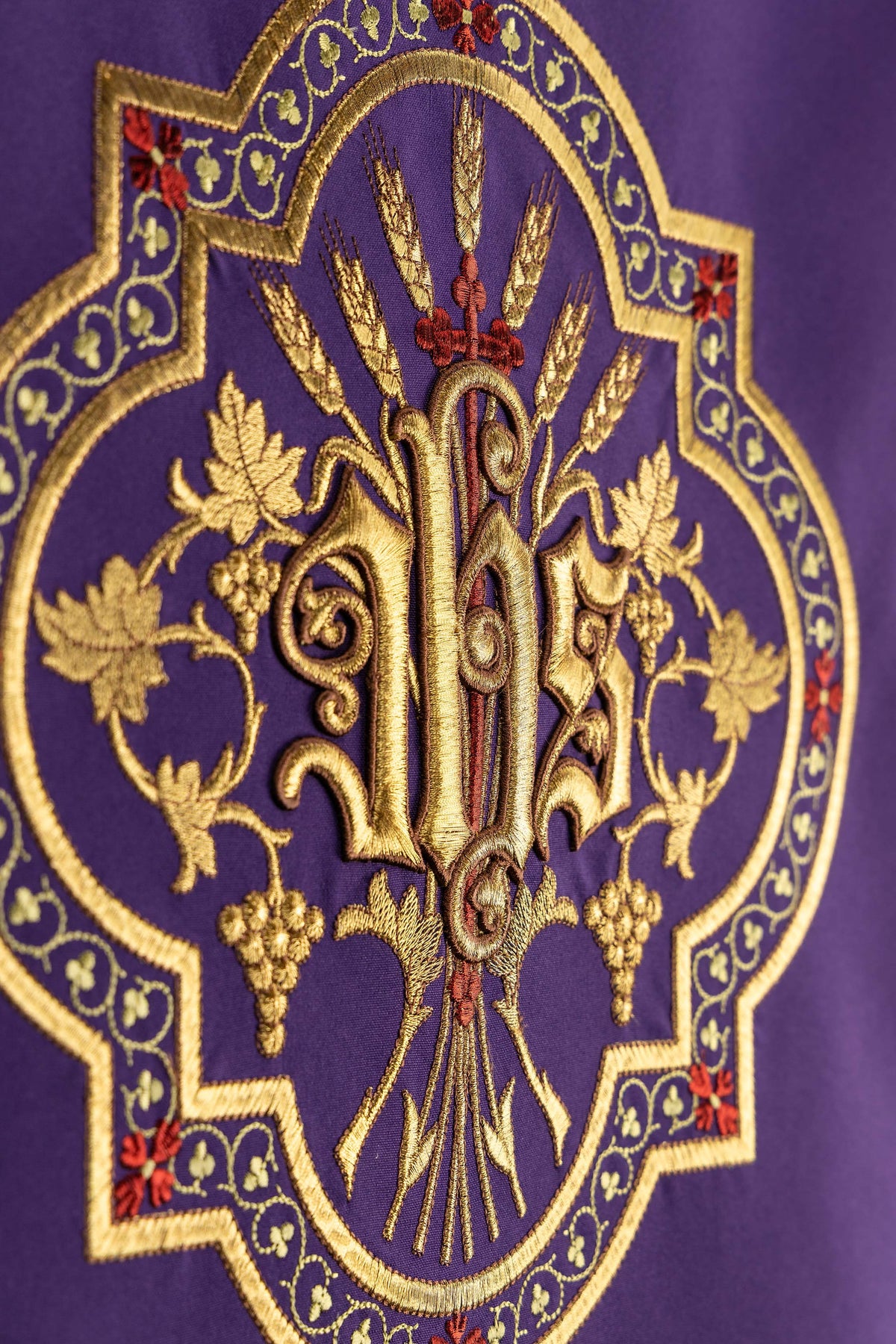 Coprileggio Viola con ricamo IHS
