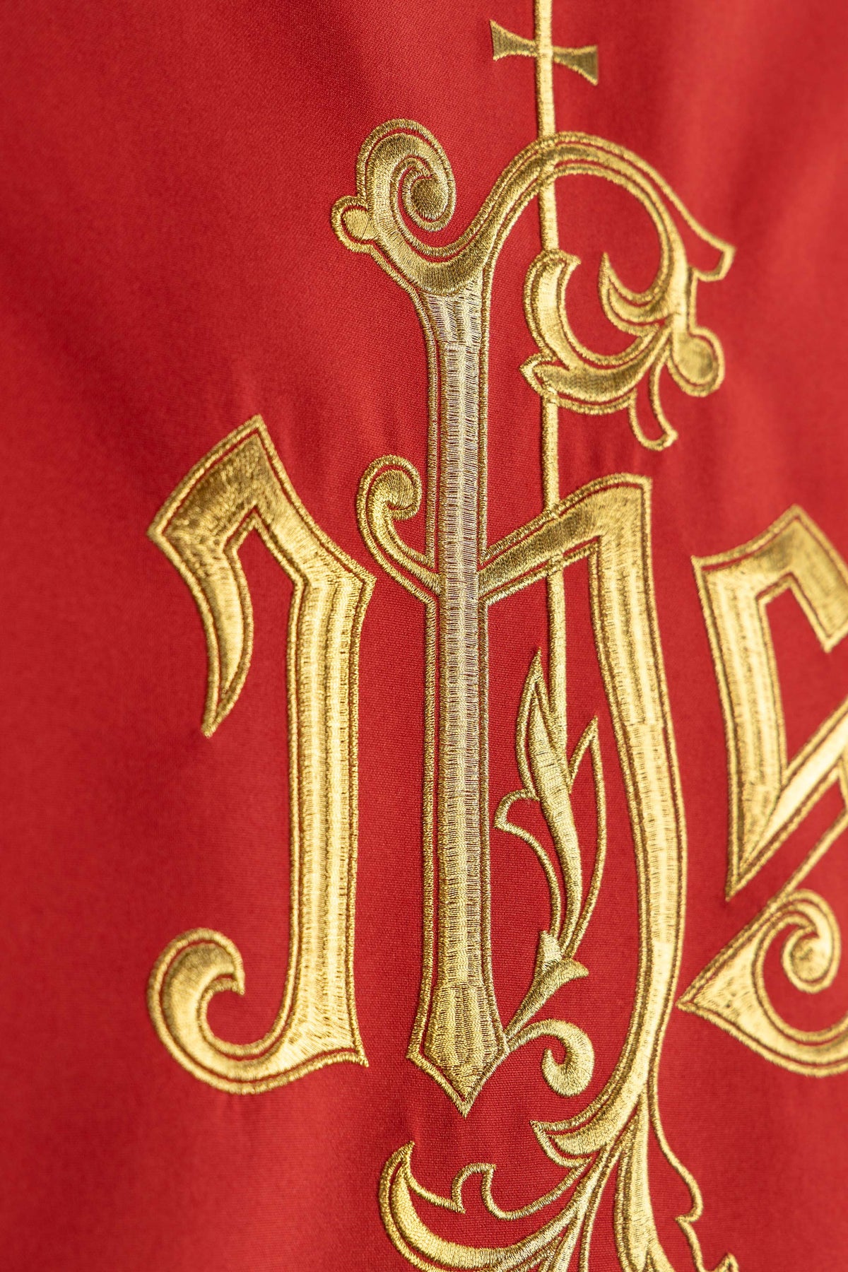 Coprileggio Rosso con Ricamo del Monogramma IHS