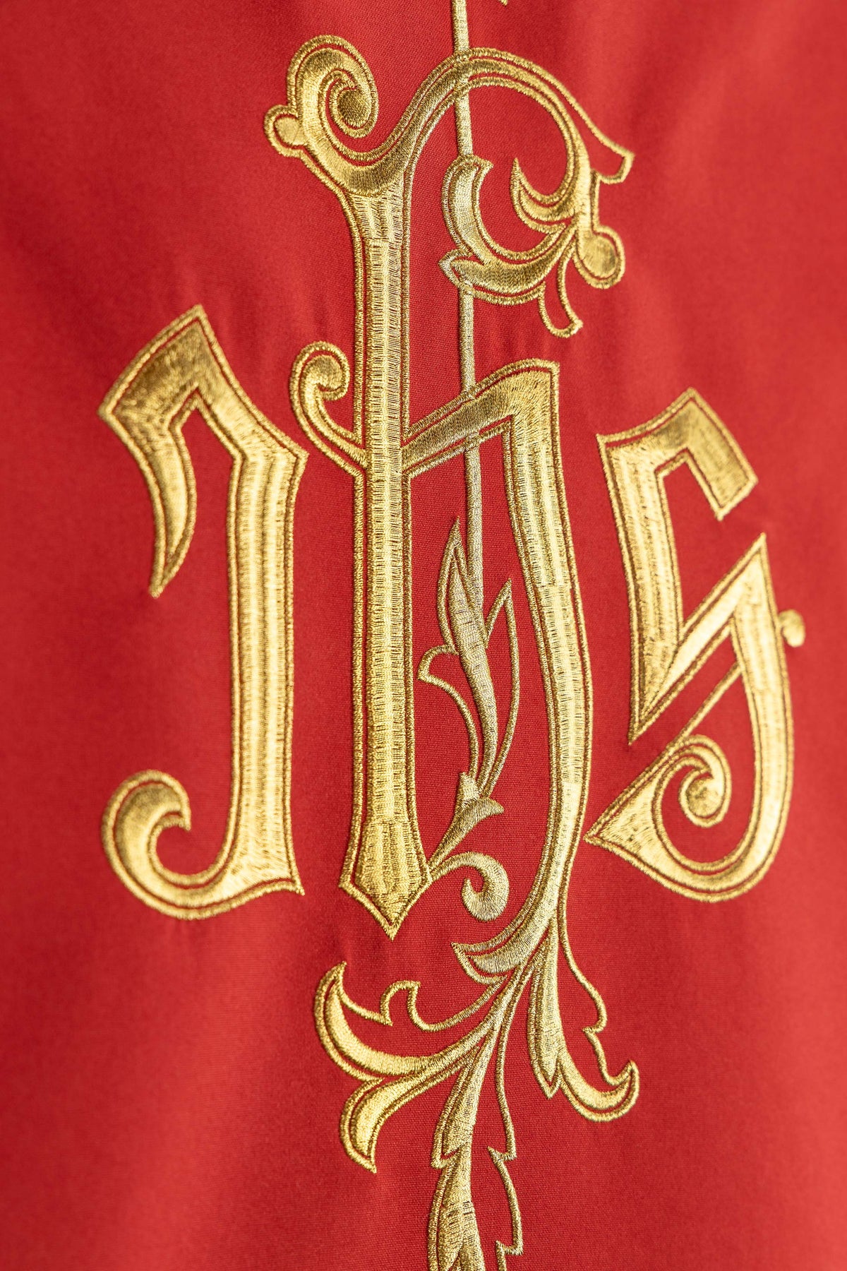 Coprileggio Rosso con Ricamo del Monogramma IHS