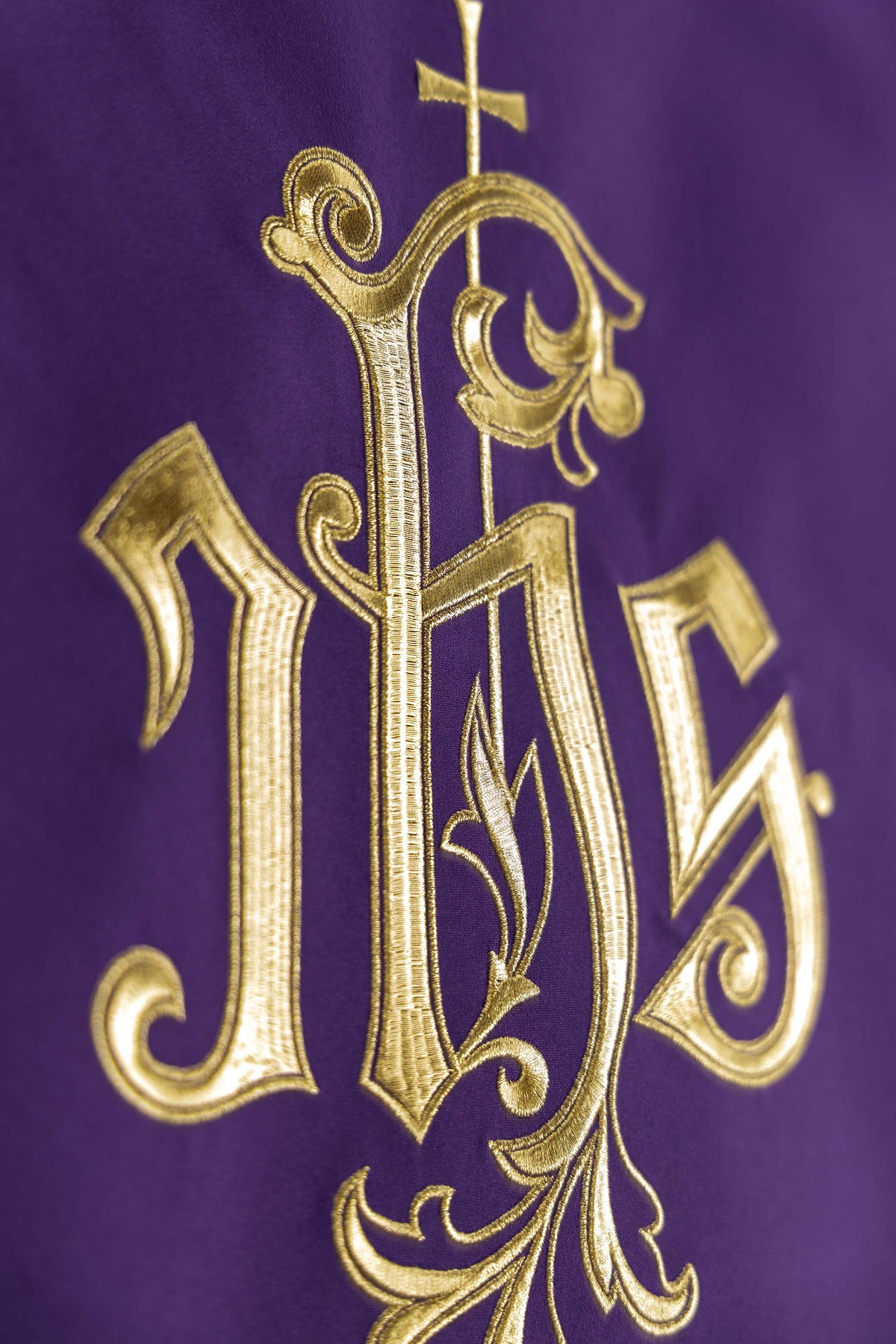 Coprileggio Viola con Ricamo del Monogramma IHS