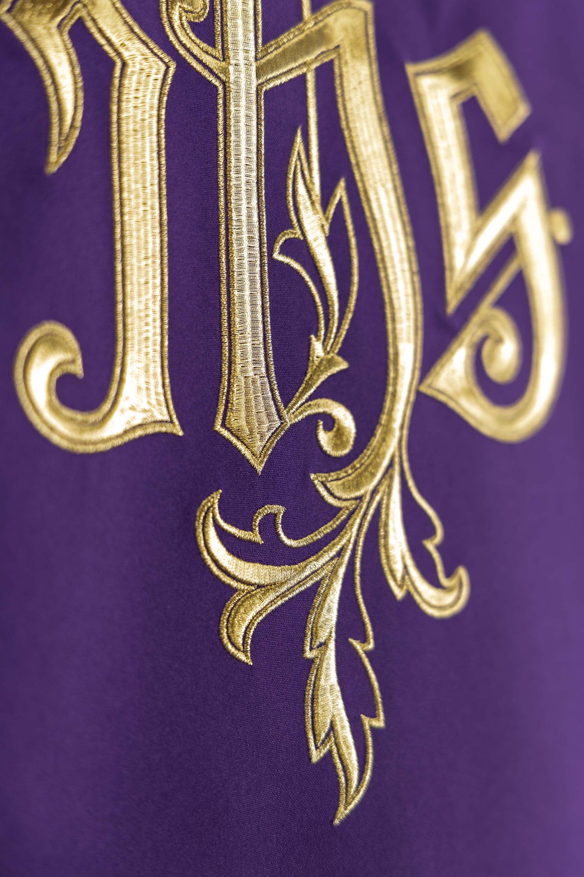 Coprileggio Viola con Ricamo del Monogramma IHS